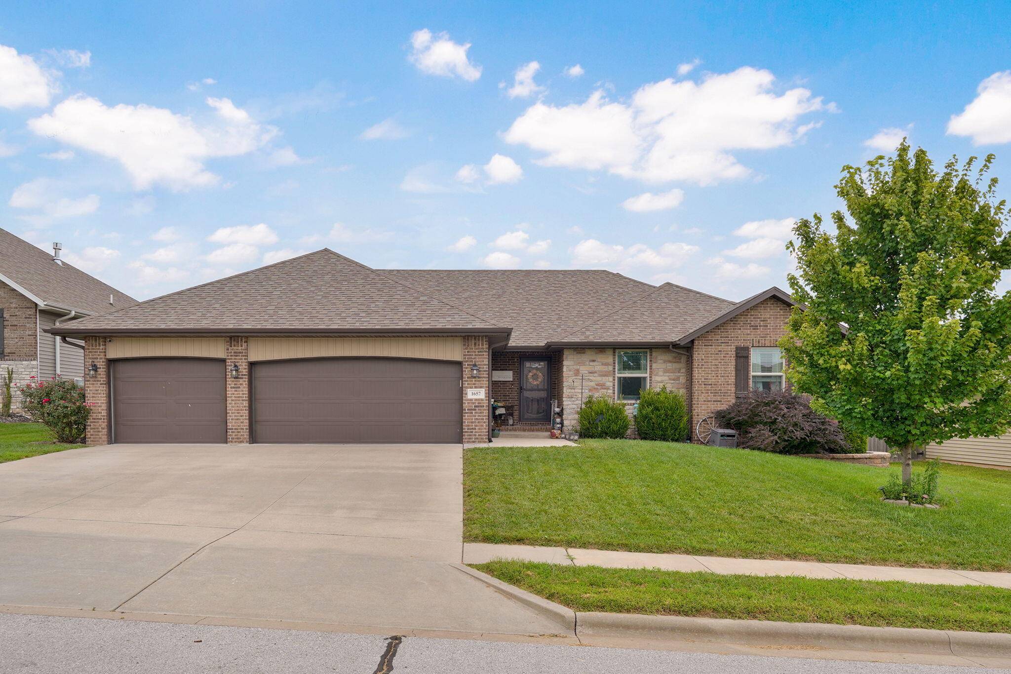 1657 N Kingfisher DR, Nixa, MO 65714