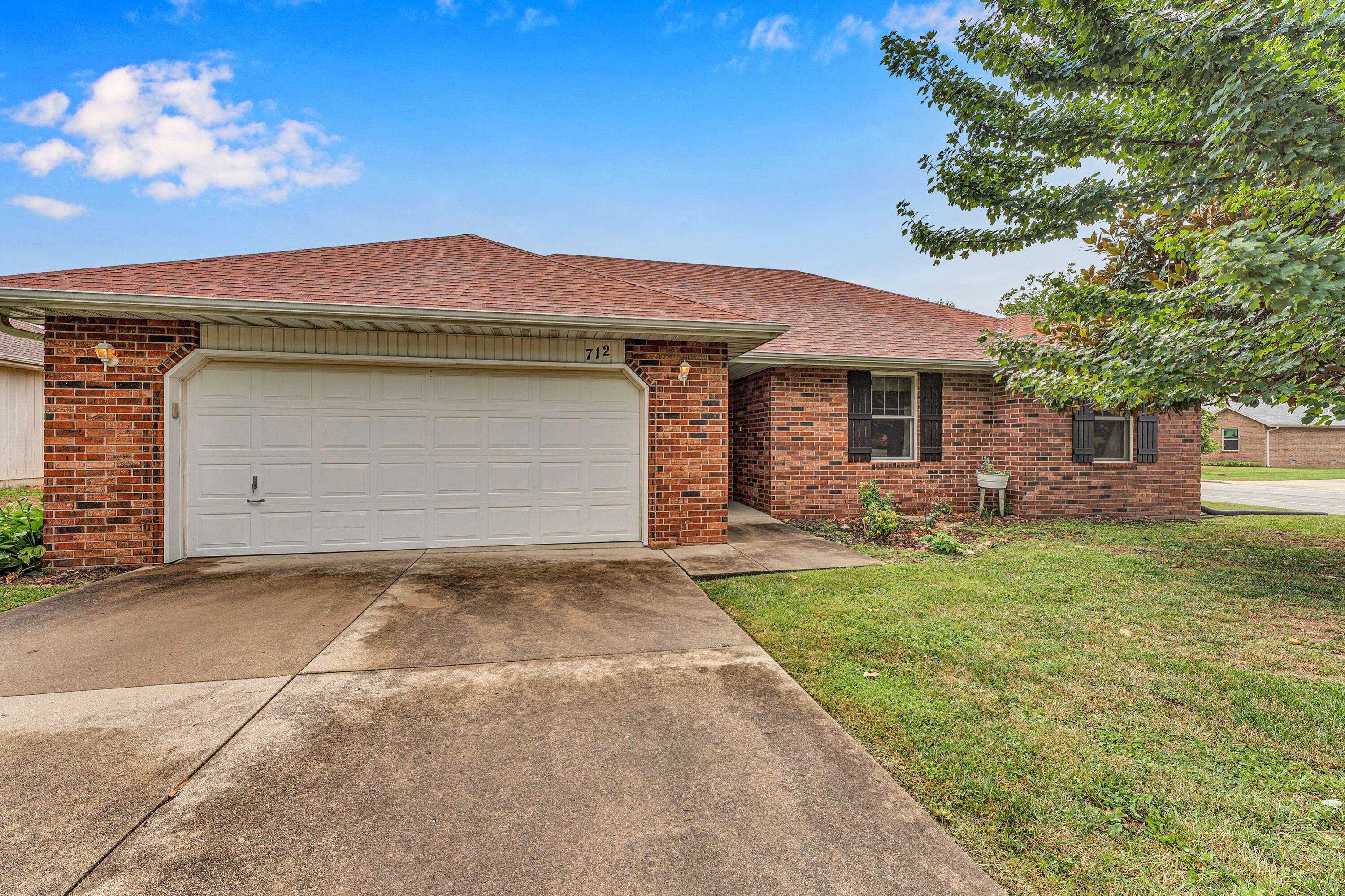 712 S Pinewood LN, Nixa, MO 65714