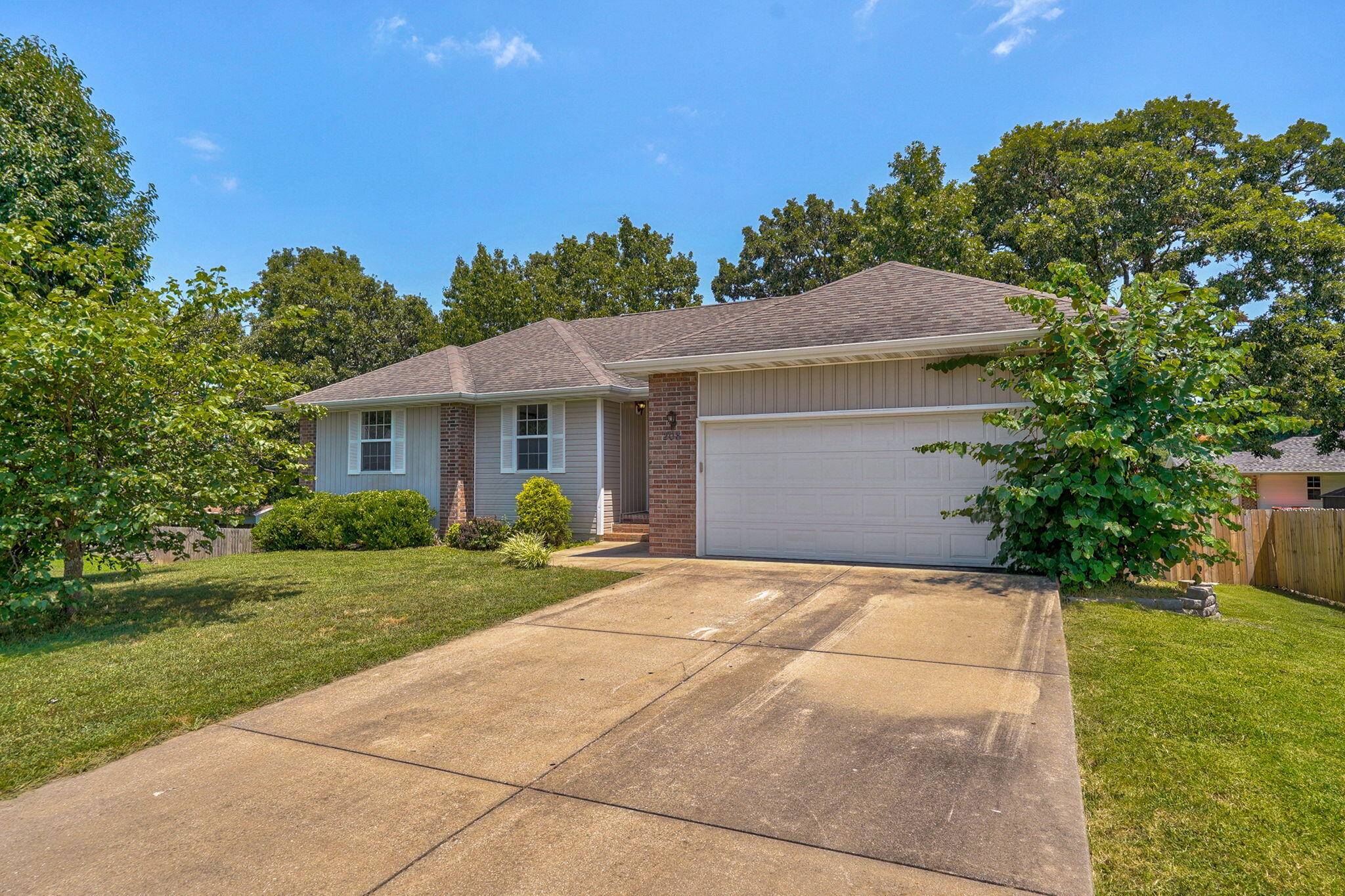 208 Spruce AVE, Clever, MO 65631