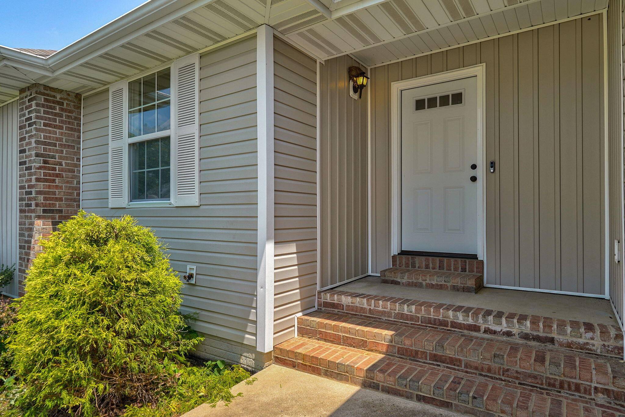 208 Spruce AVE, Clever, MO 65631