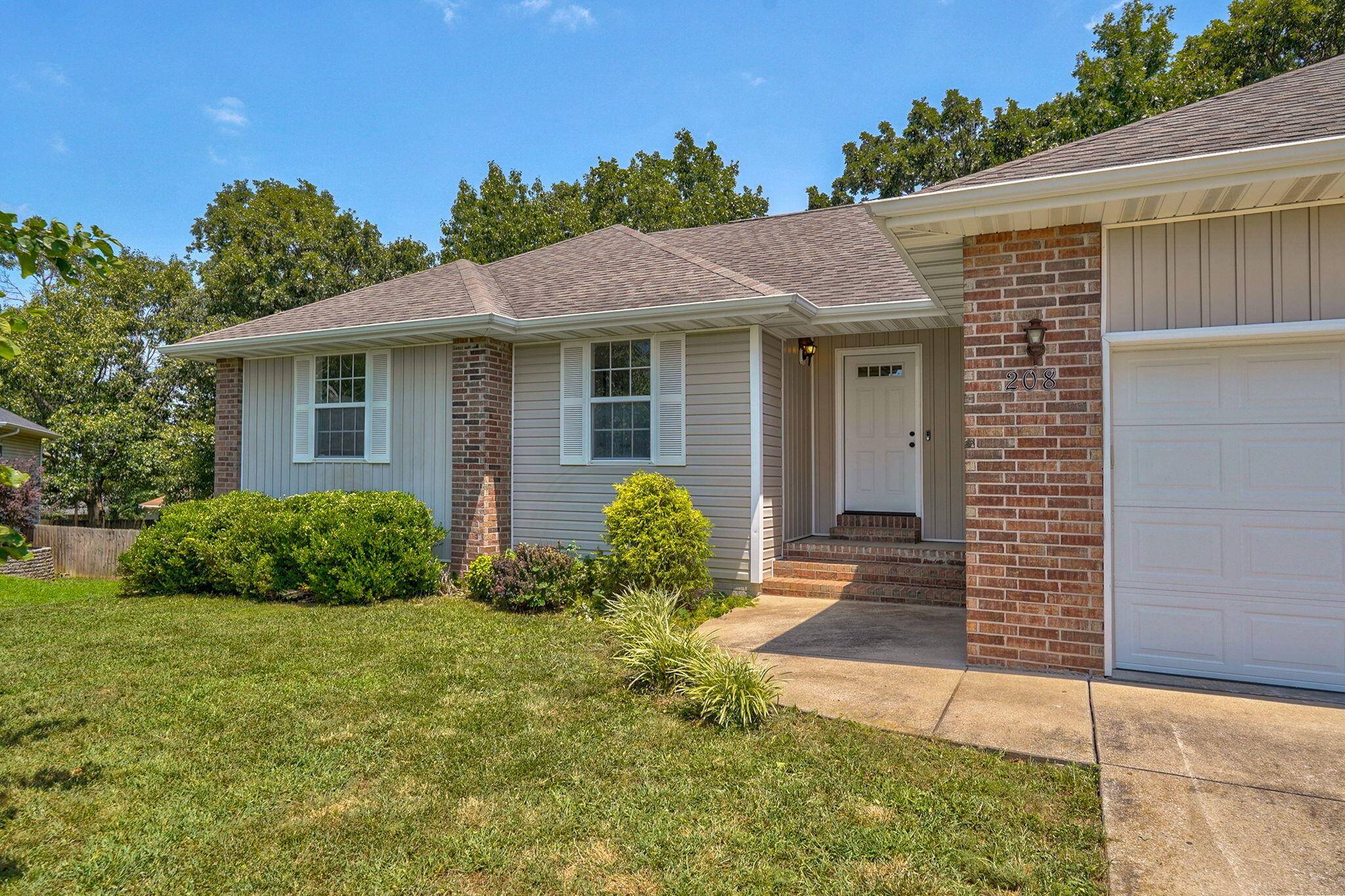 208 Spruce AVE, Clever, MO 65631