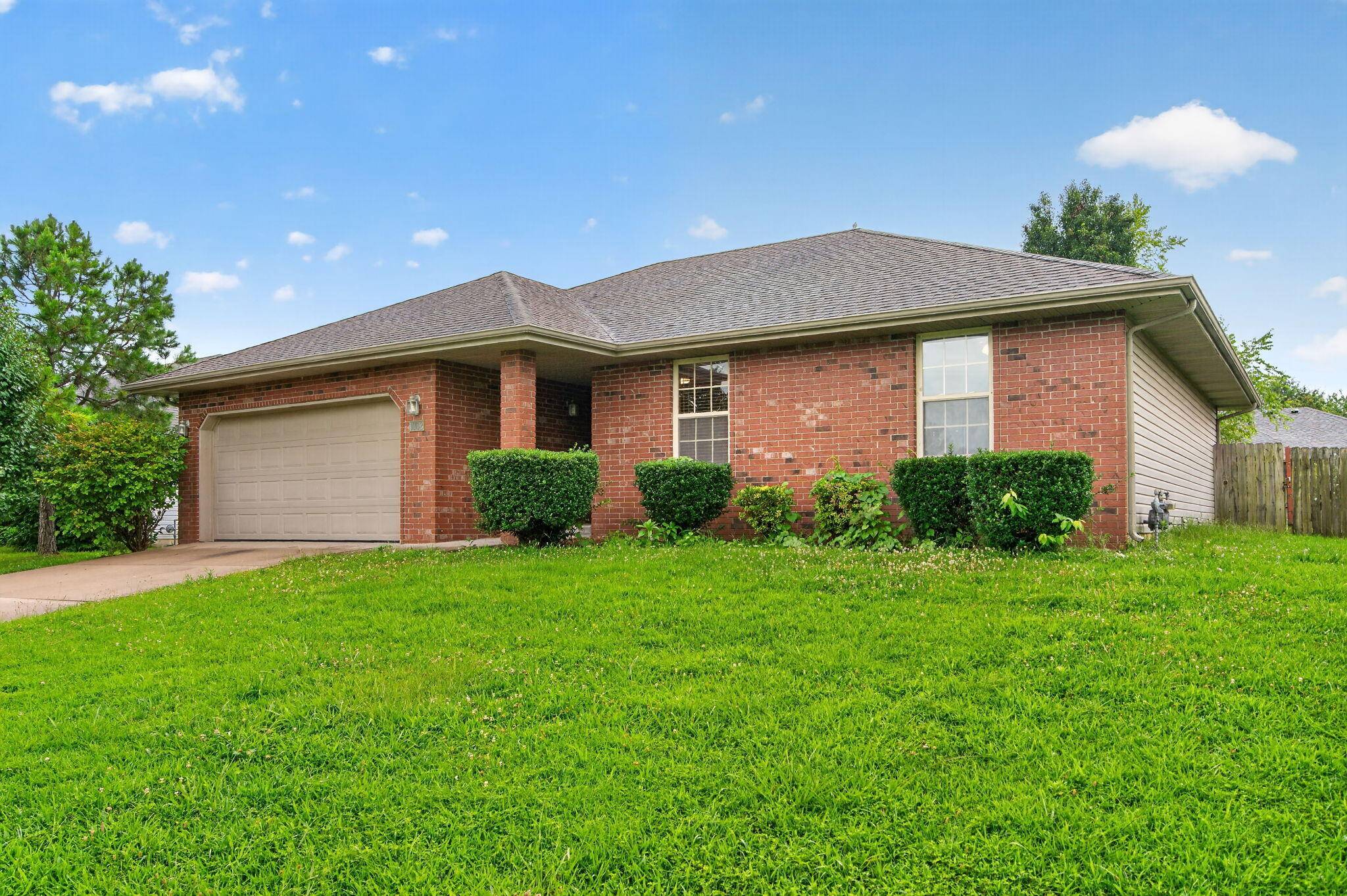 1102 E Chesapeake DR, Ozark, MO 65721