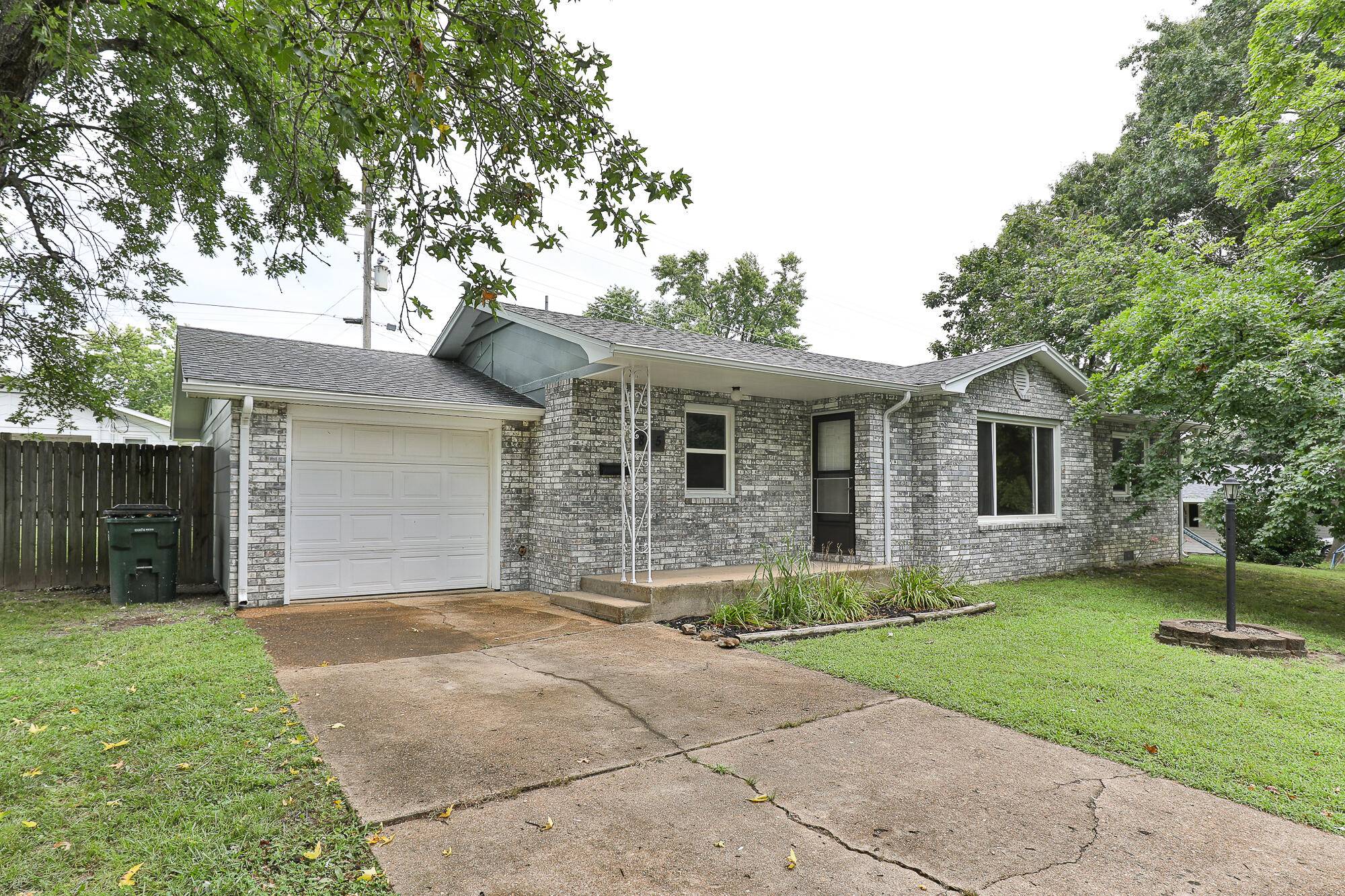 815 E South ST, Bolivar, MO 65613