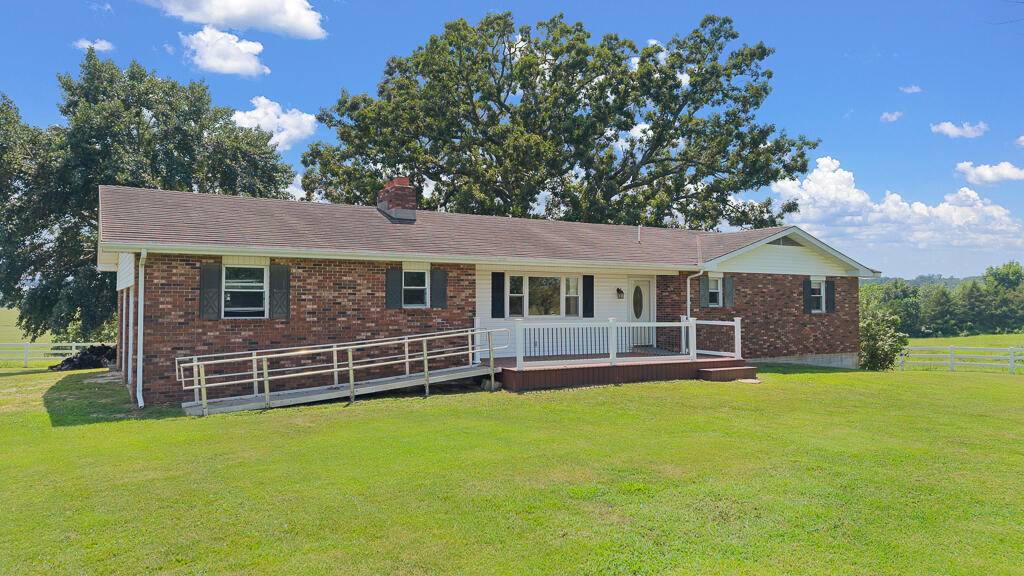8675 Farm Road 2195, Cassville, MO 65625