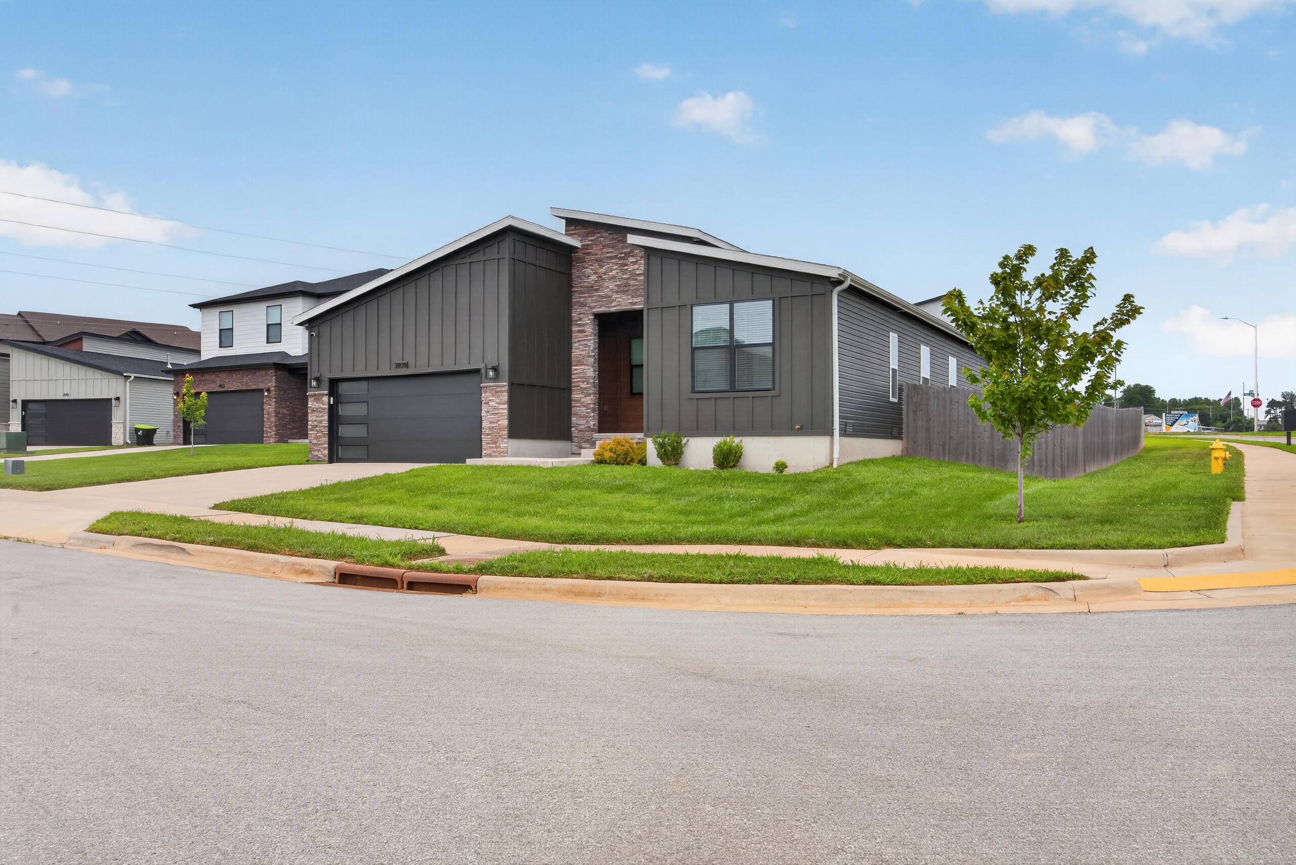 3939 E Appledore CT, Brookline, MO 65619