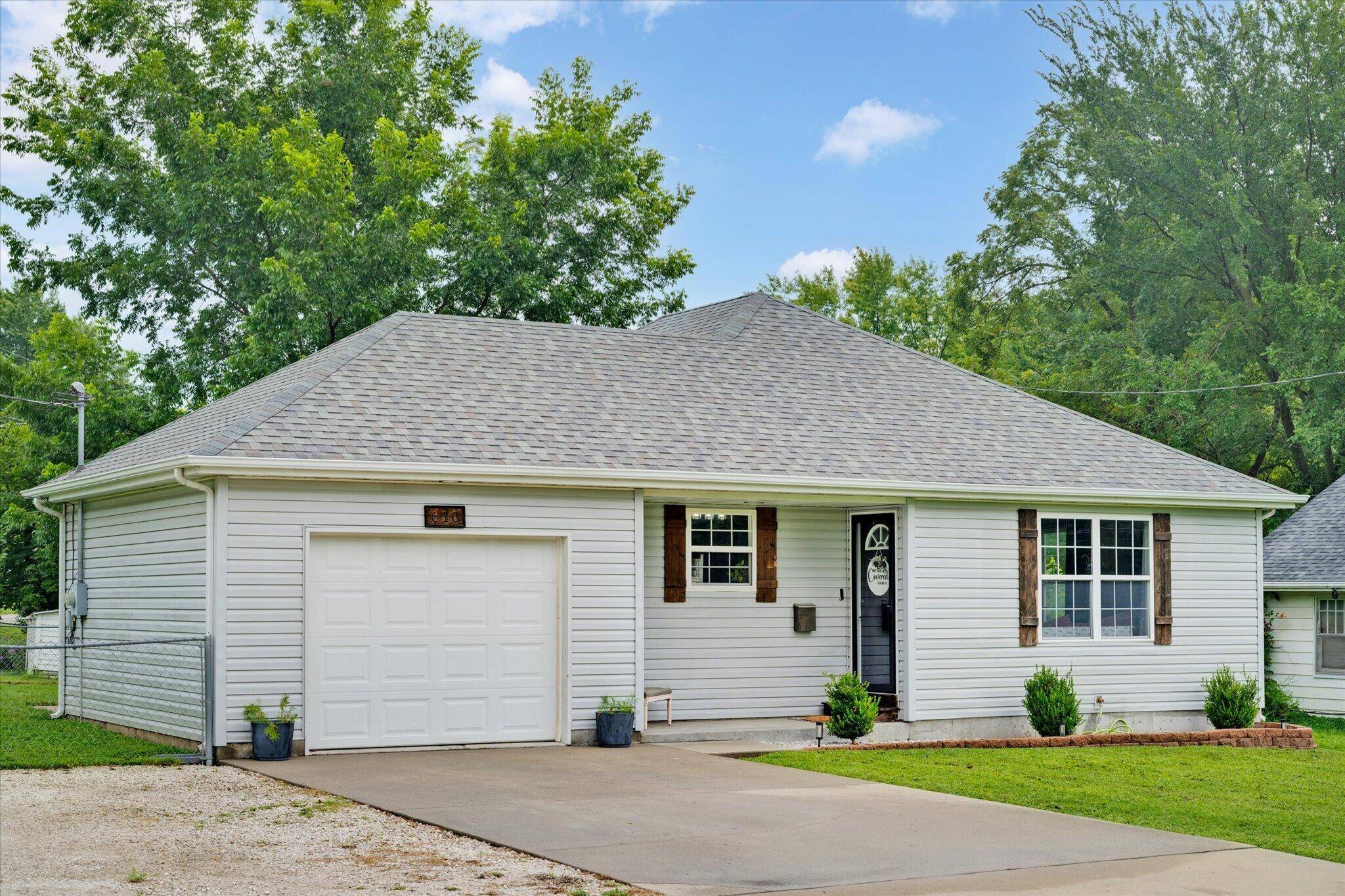 610 N Benton AVE, Bolivar, MO 65613