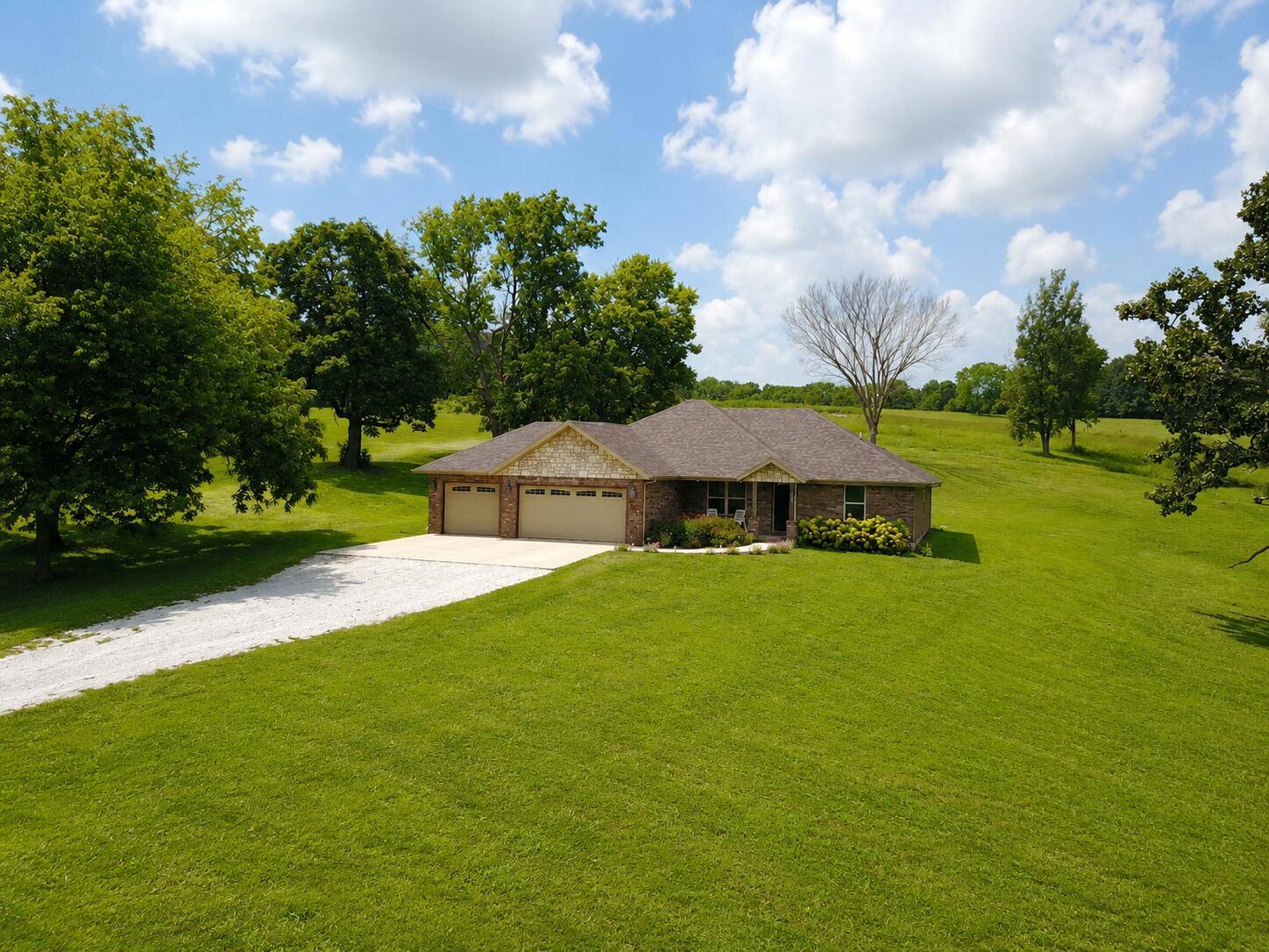 742 Azalea LN, Clever, MO 65631