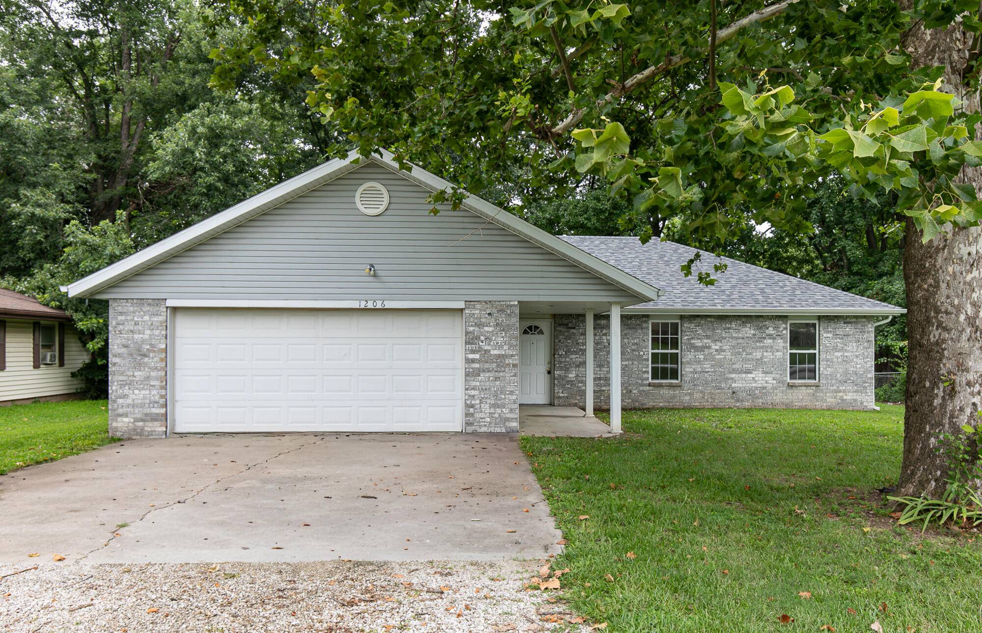 1206 S Killingsworth AVE, Bolivar, MO 65613