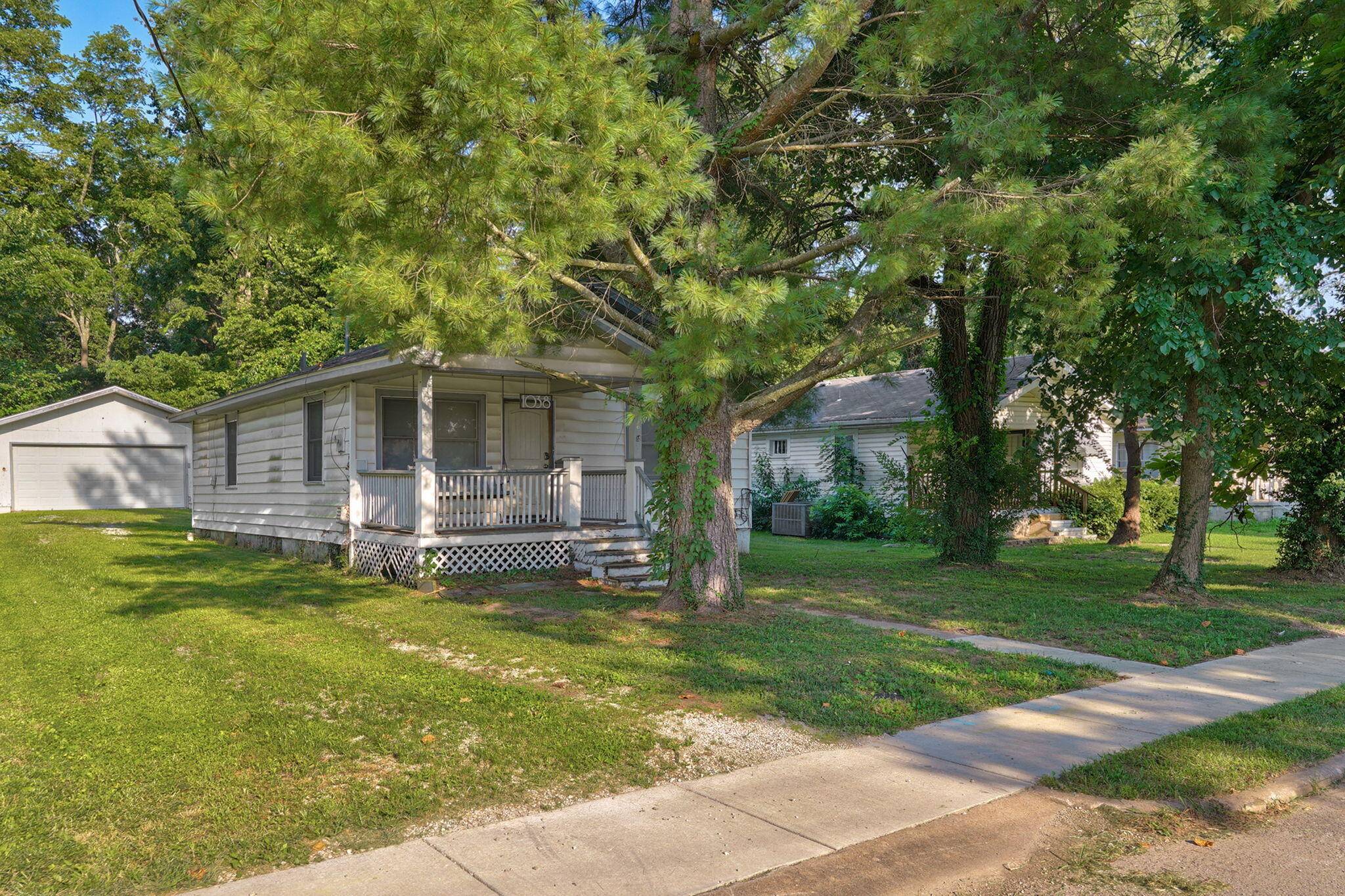 1038 S Stewart AVE, Springfield, MO 65804