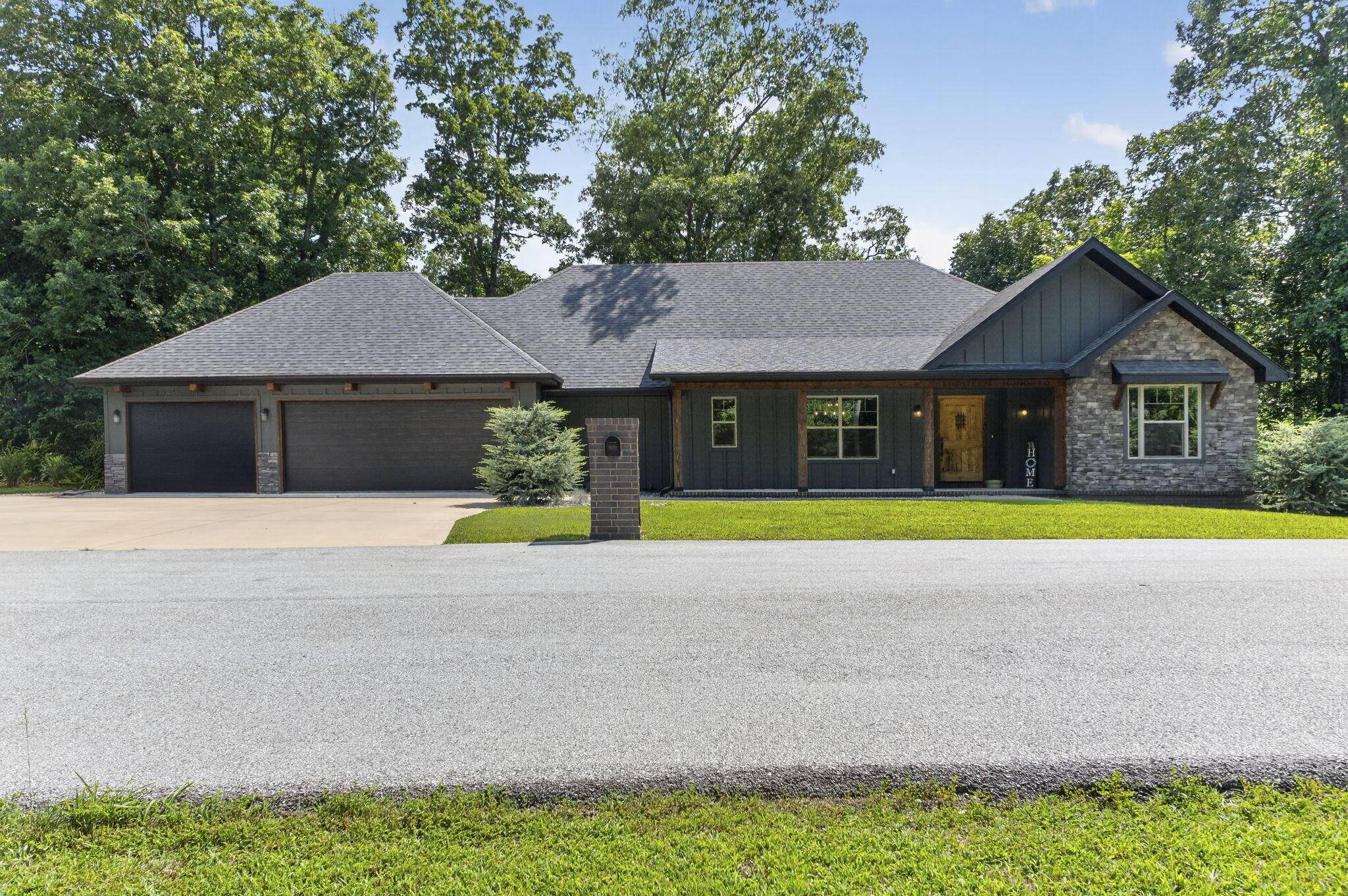 1800 Yoachum DR, Nixa, MO 65714