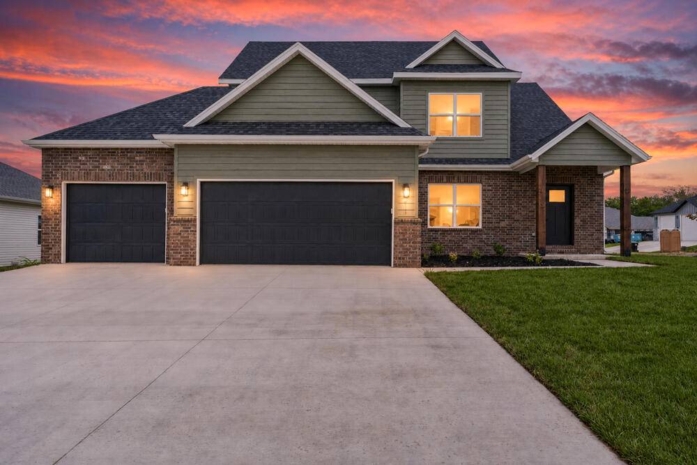211 E Clayton LN, Republic, MO 65738