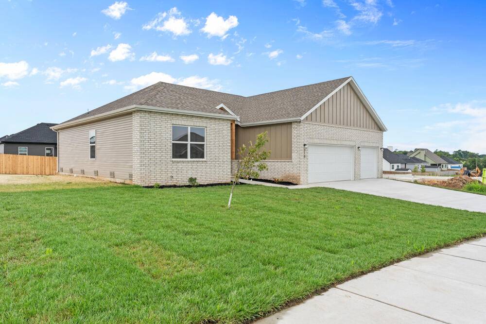 210 E Clayton LN, Republic, MO 65738