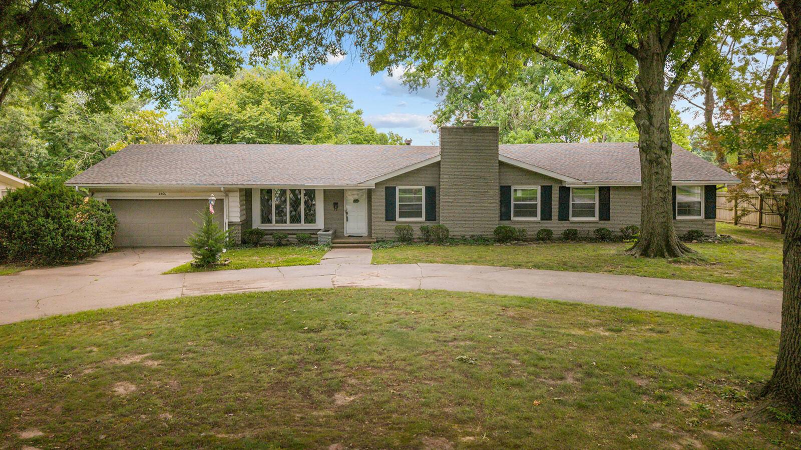 2266 S Meadowview AVE, Springfield, MO 65804