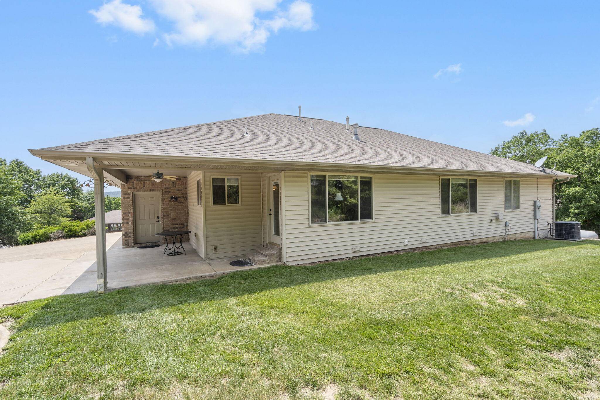 40 Overton CT, Kimberling City, MO 65686