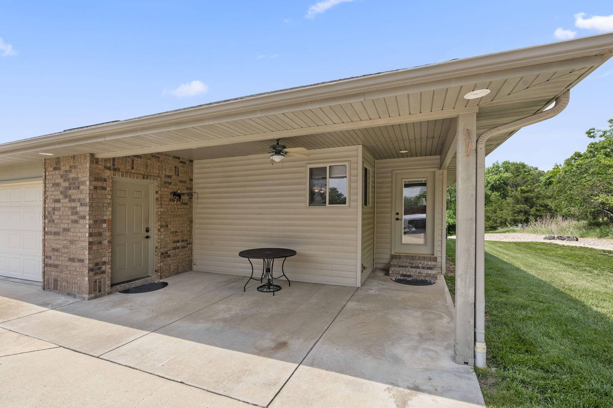 40 Overton CT, Kimberling City, MO 65686