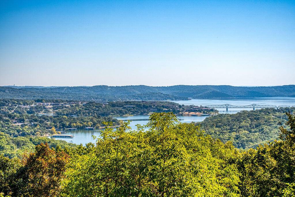 92 Plateau LN, Kimberling City, MO 65686