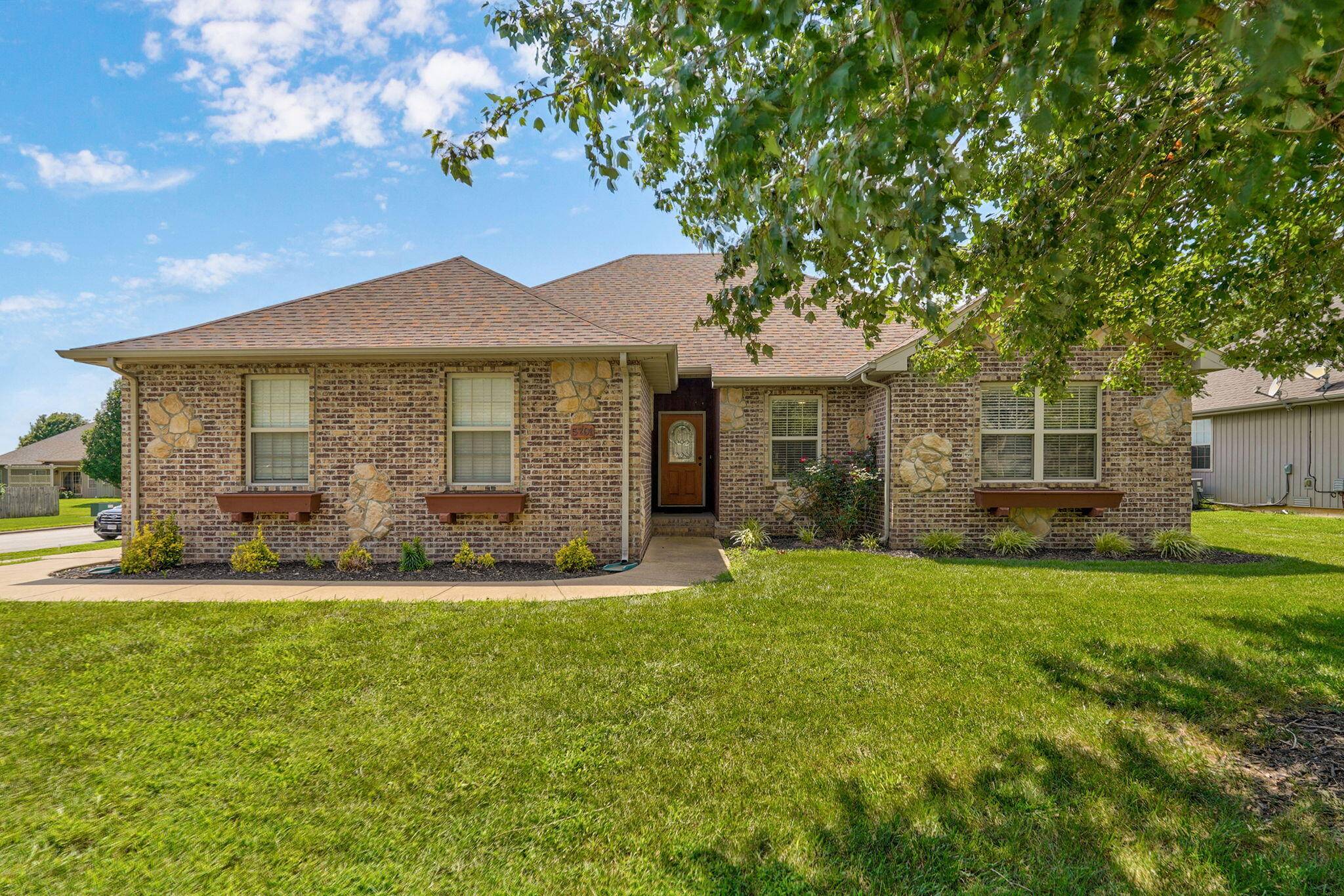 5701 N Seacrest DR, Ozark, MO 65721