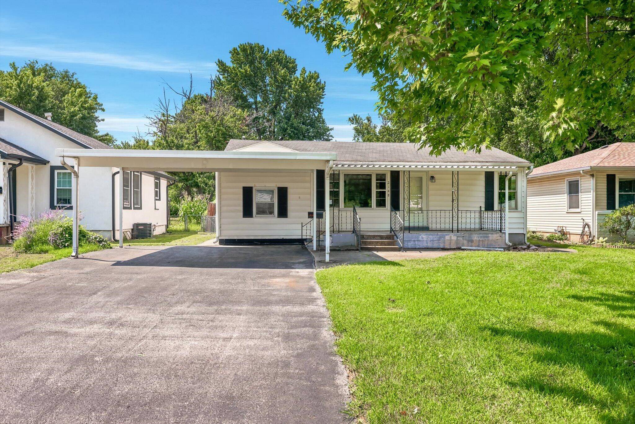 2148 E Walnut ST, Springfield, MO 65802