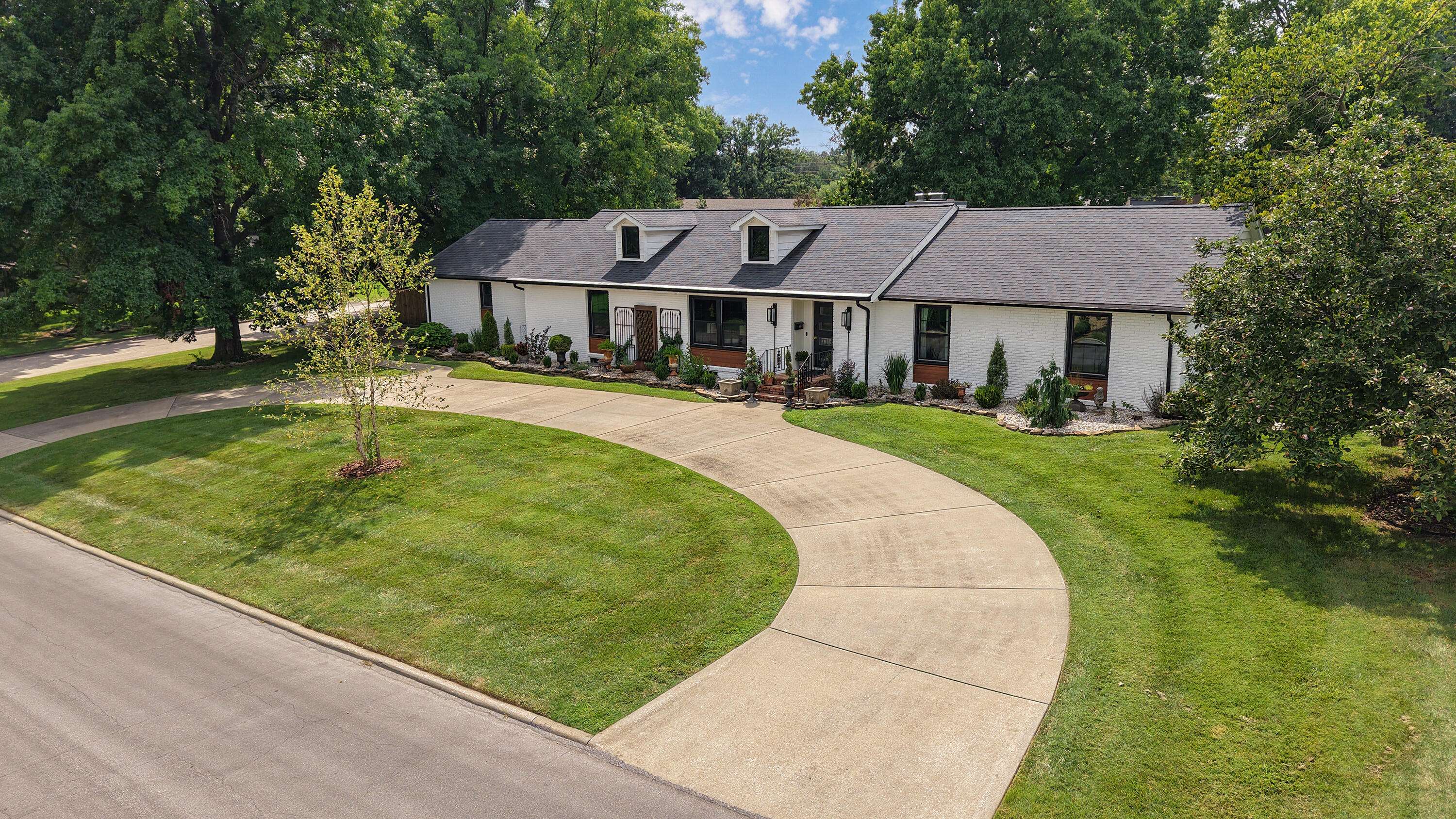 2599 S Skyline DR, Springfield, MO 65804