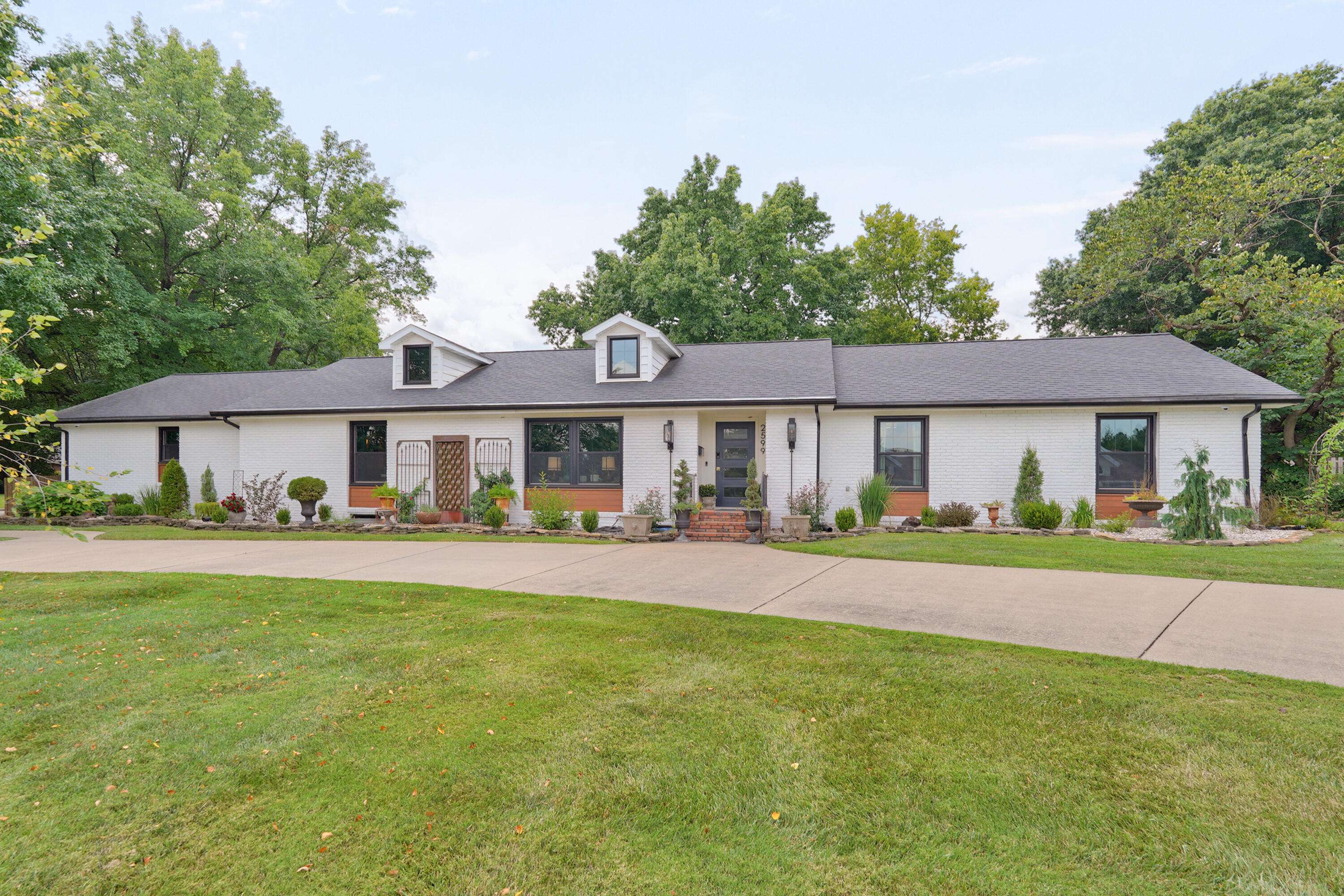 2599 S Skyline DR, Springfield, MO 65804