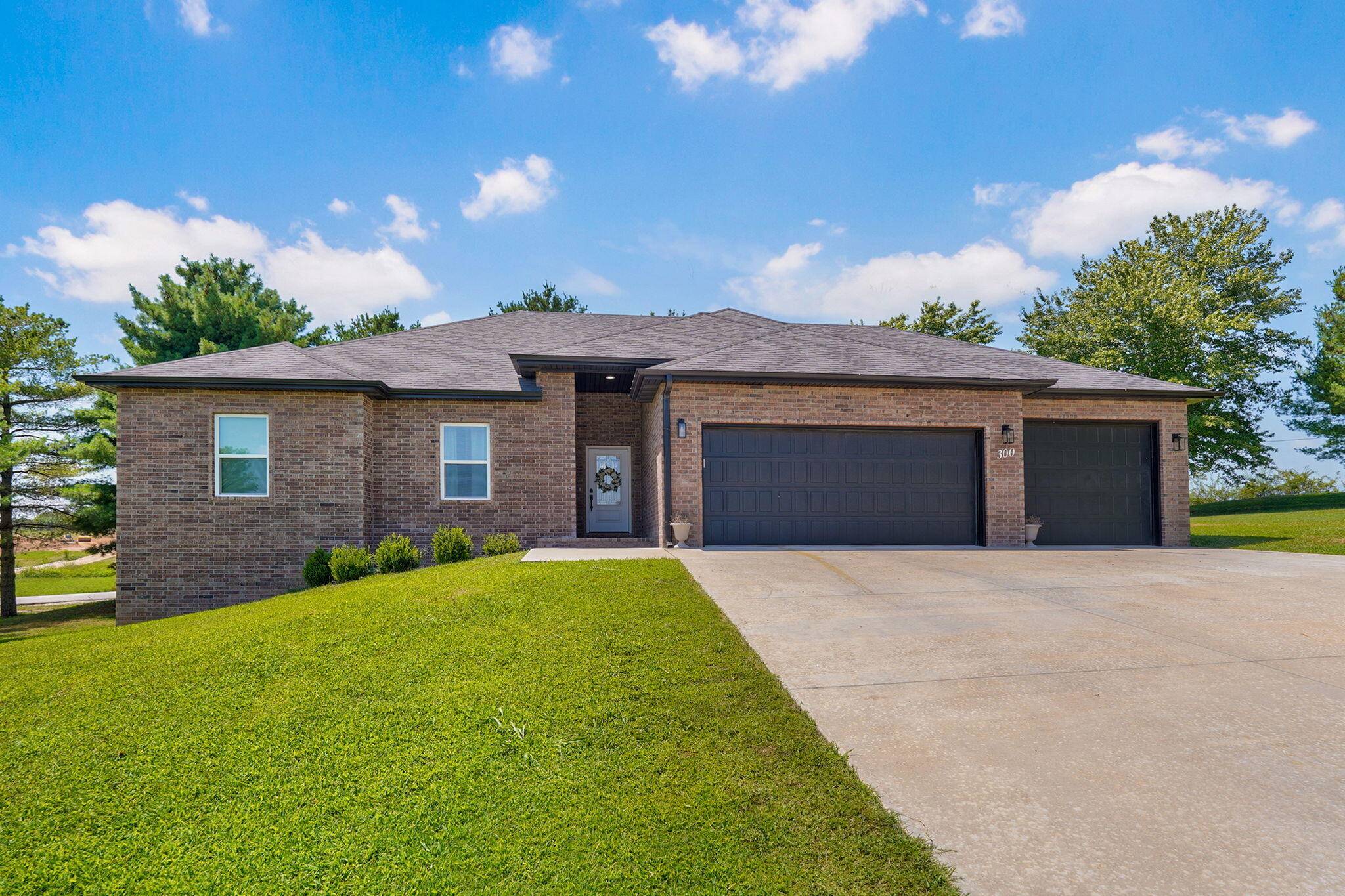 300 Raven CIR, Rogersville, MO 65742