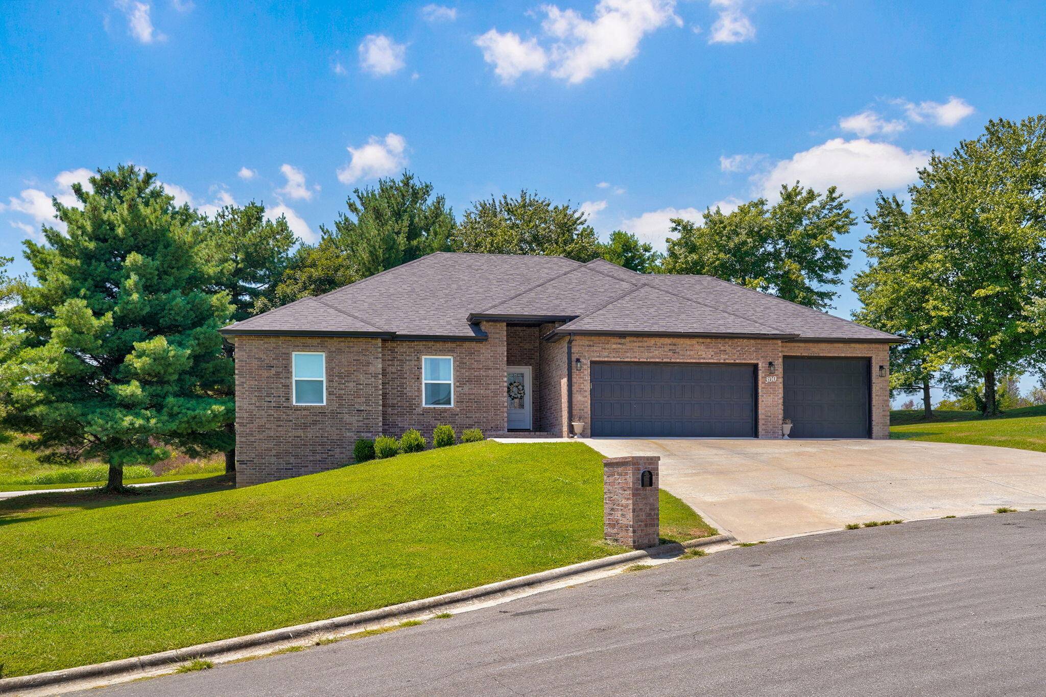 300 Raven CIR, Rogersville, MO 65742