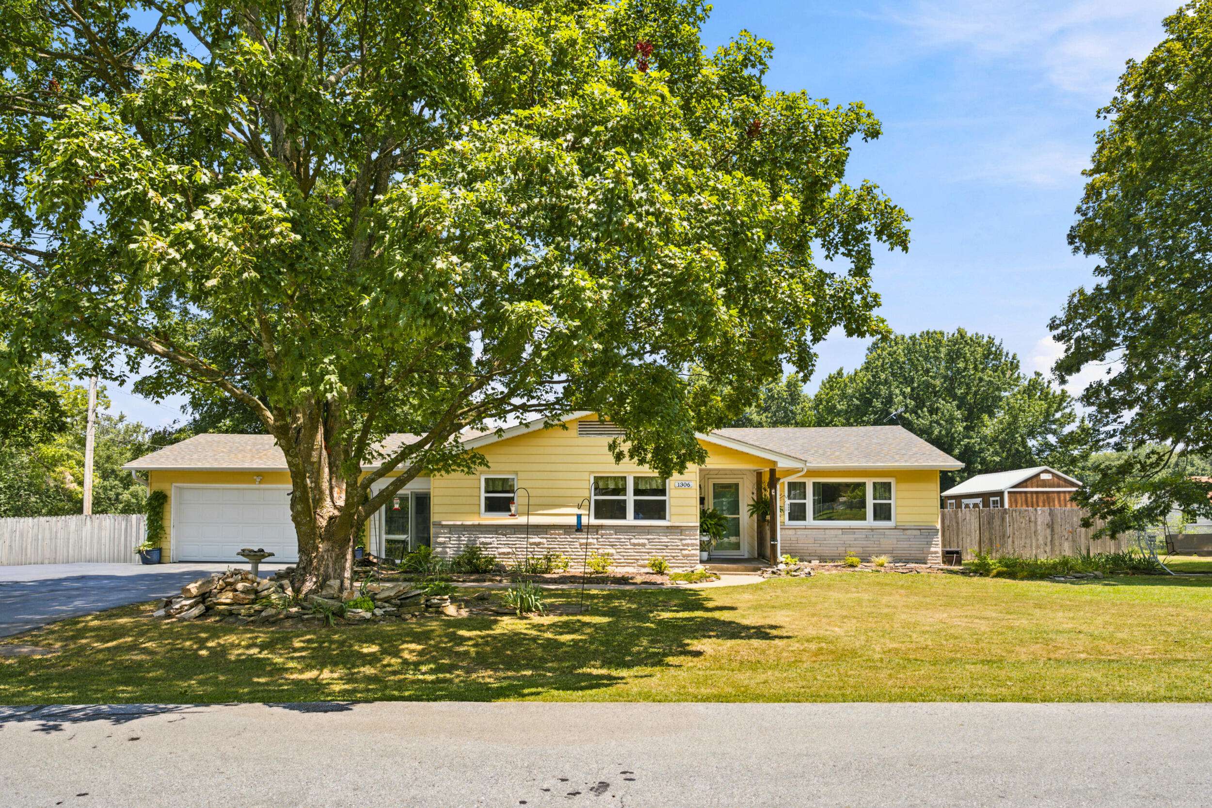 1306 Porter AVE, Aurora, MO 65605