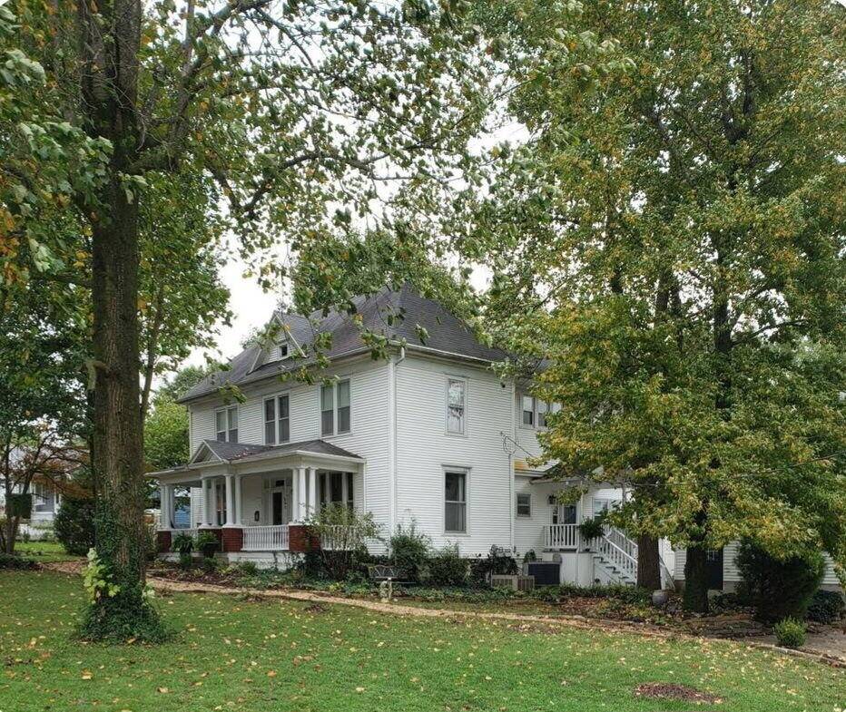 202 E Robertson ST, Ozark, MO 65721