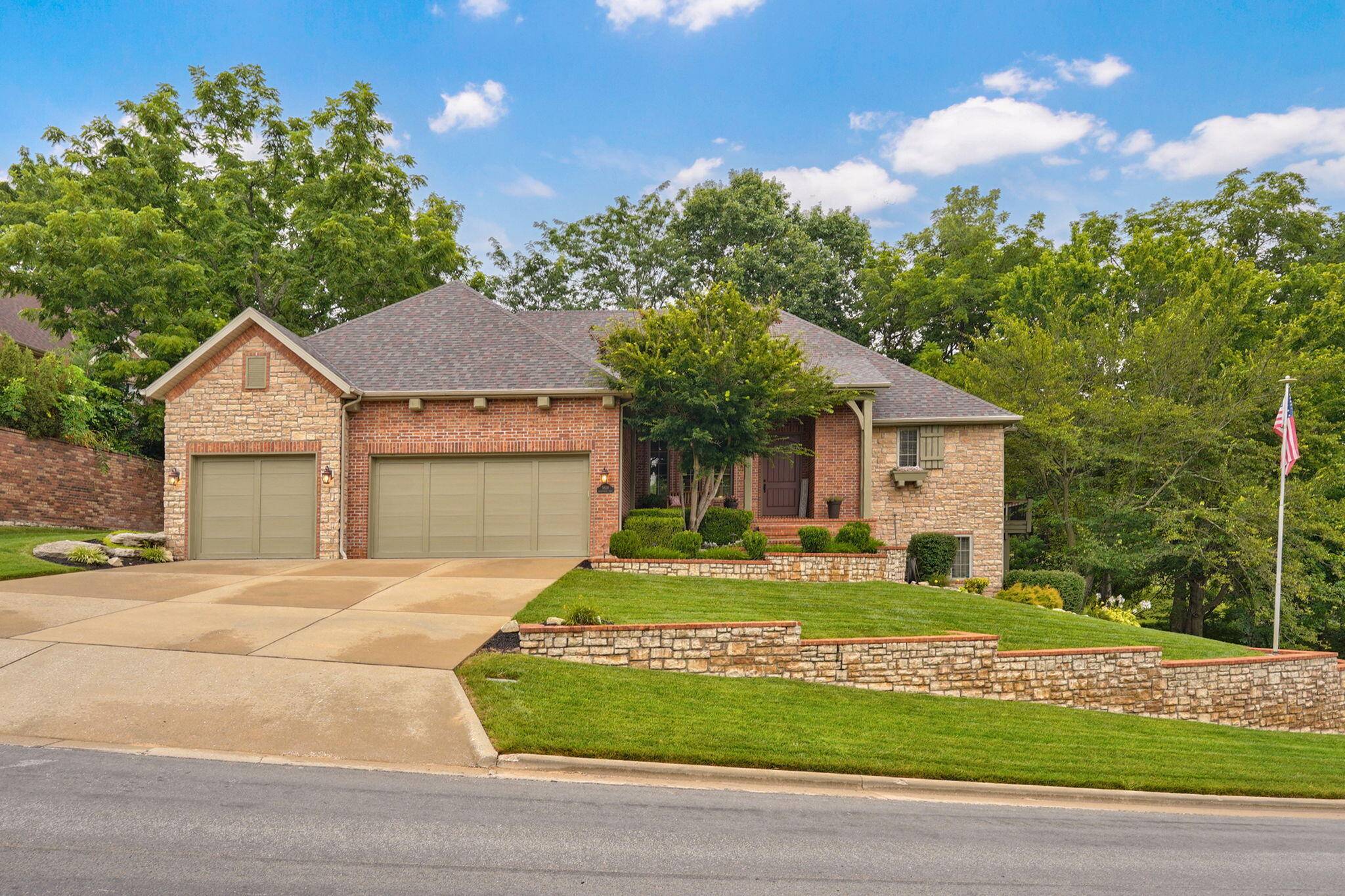 5838 S Brightwater TRL, Springfield, MO 65810