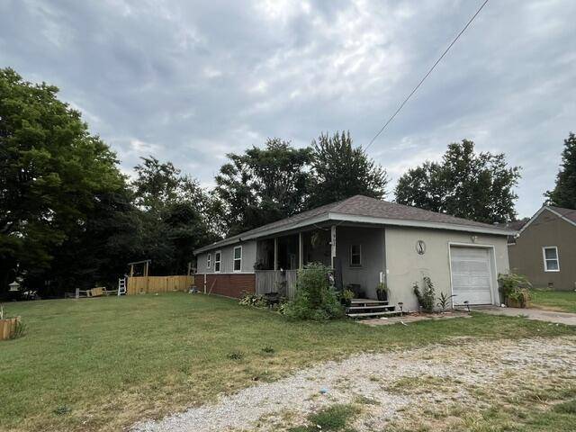 902 S Carnation DR, Aurora, MO 65605