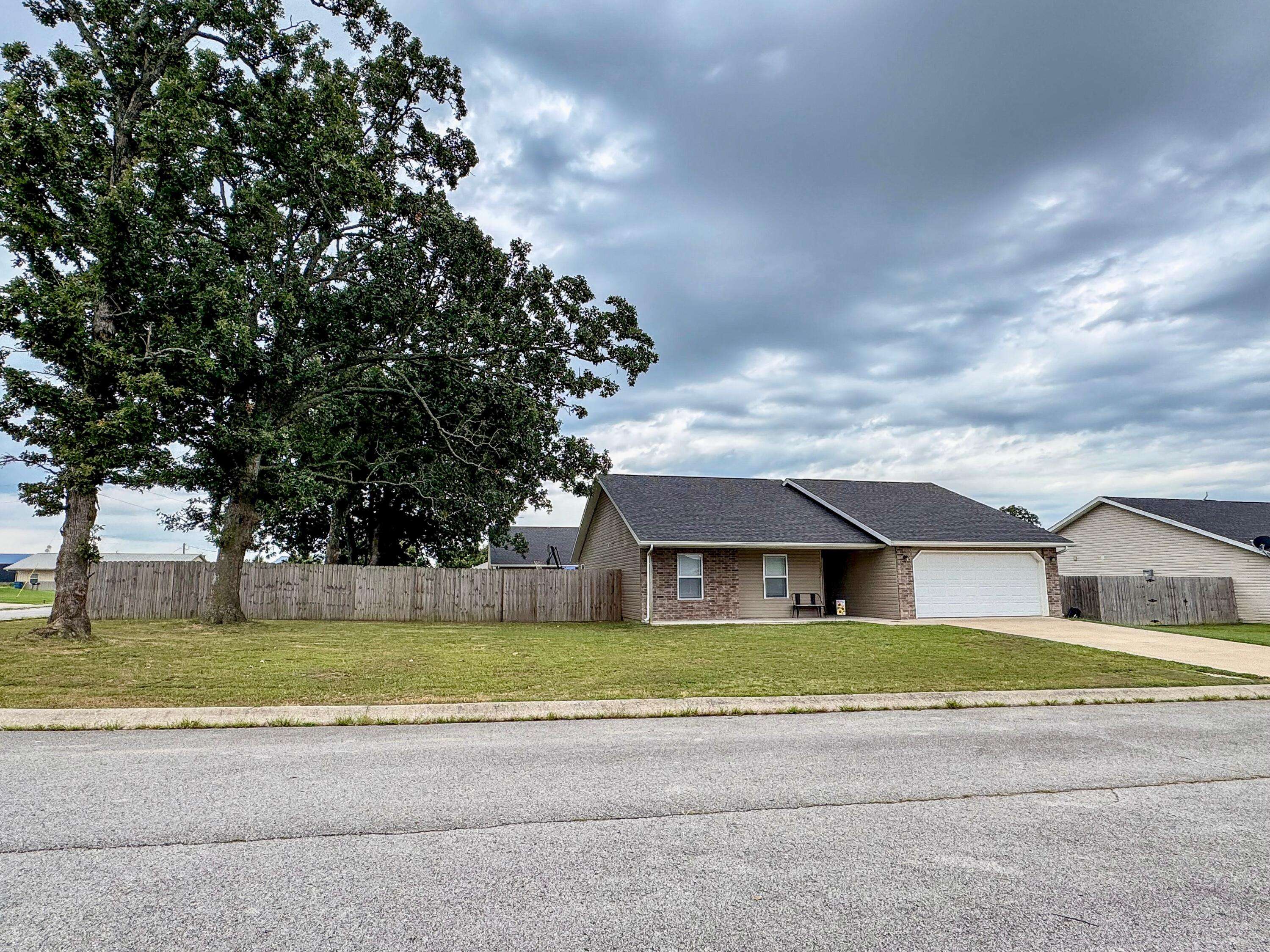 13857 Polly LN, Neosho, MO 64850