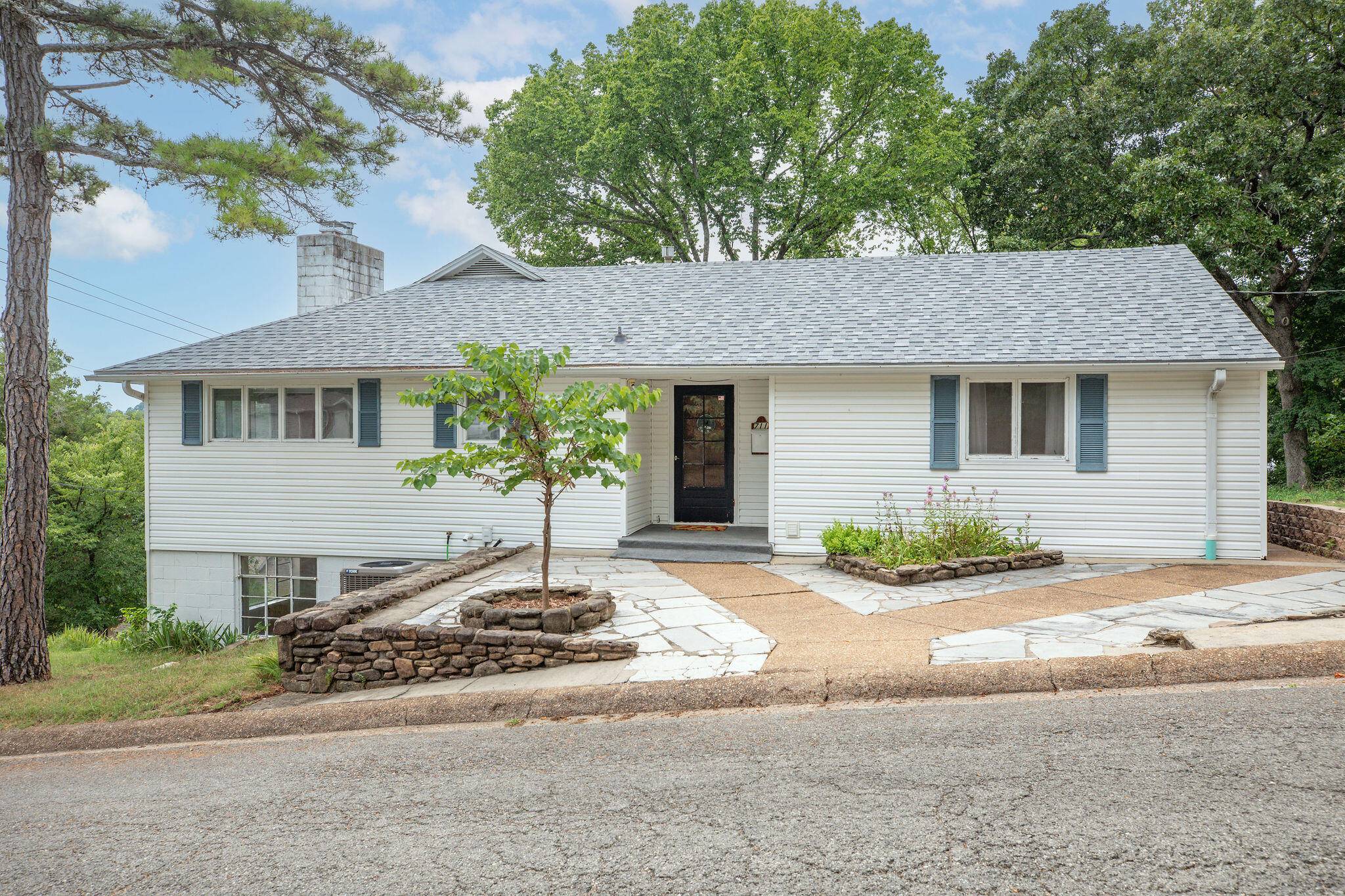 711 S 6th ST, Branson, MO 65616