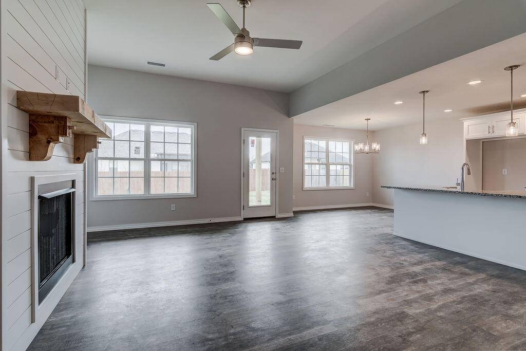 650 W Castor LOOP, Nixa, MO 65714