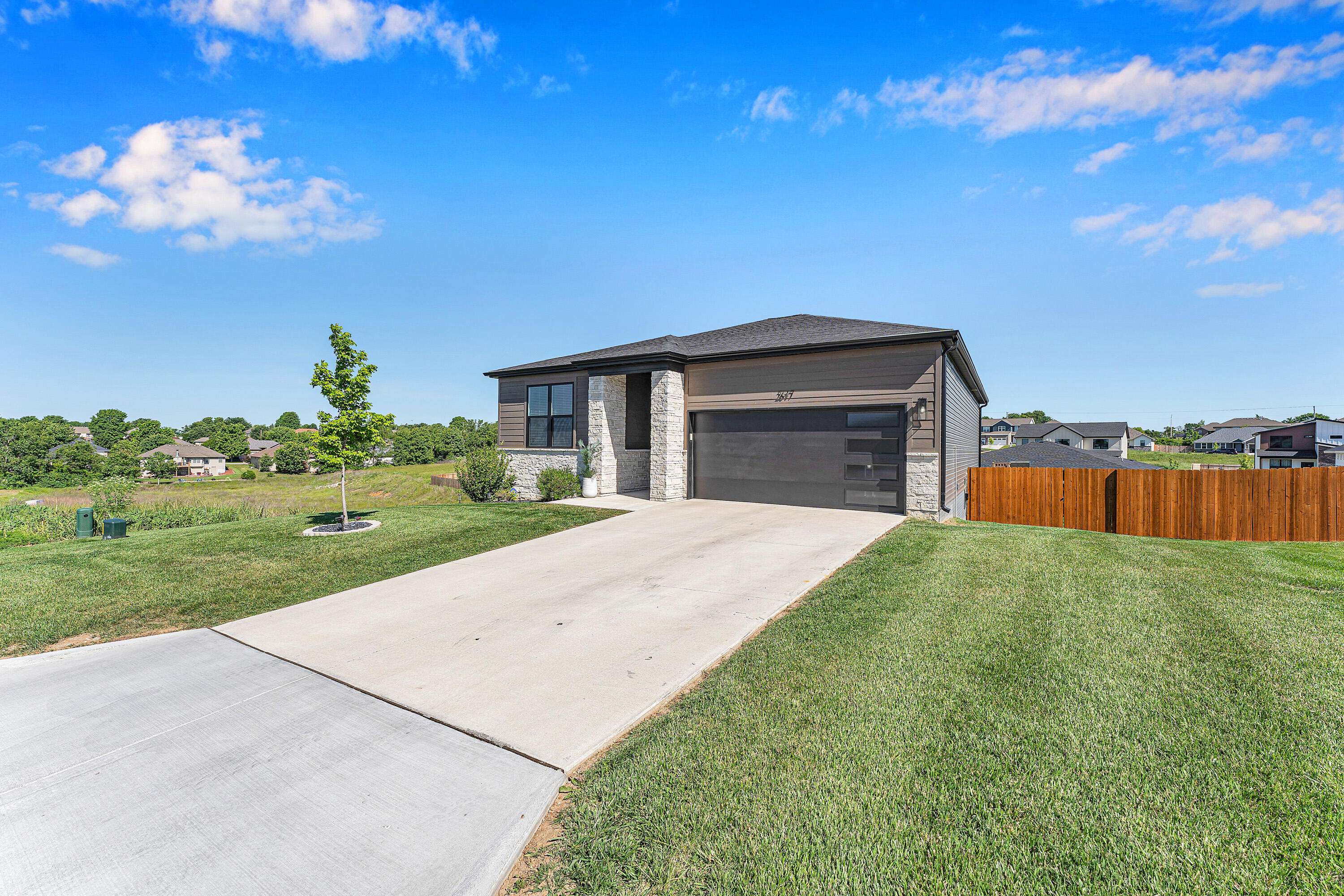 2617 W Goldfinch DR, Ozark, MO 65721