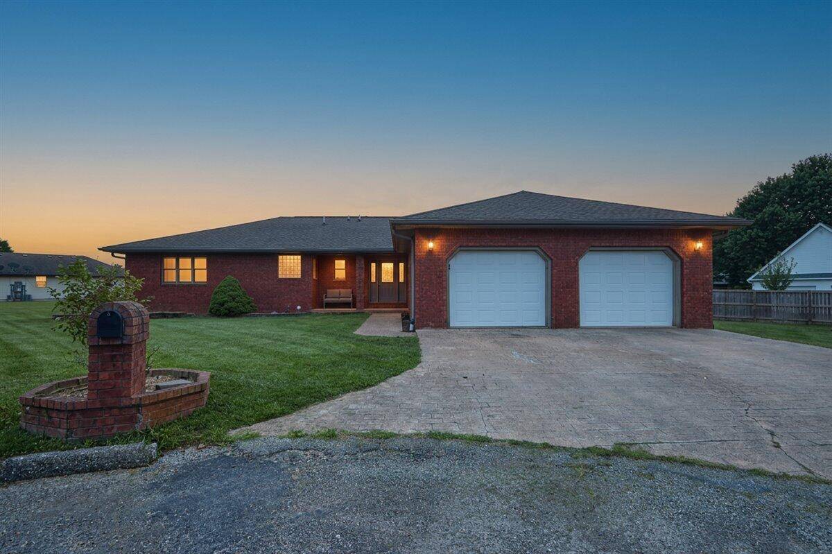 1603 Davis CIR, Mountain Grove, MO 65711