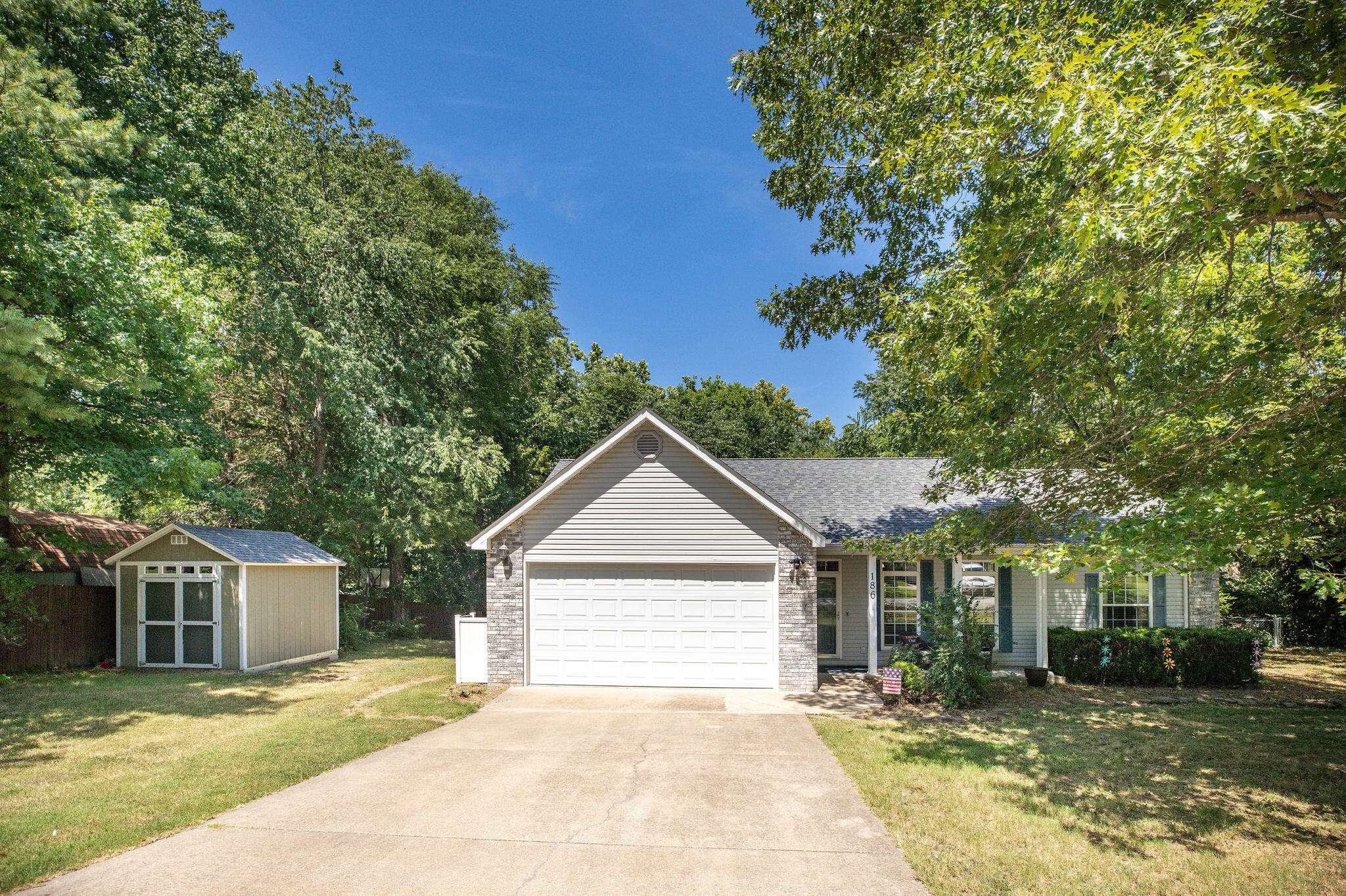 186 Holyoke ST, Hollister, MO 65672