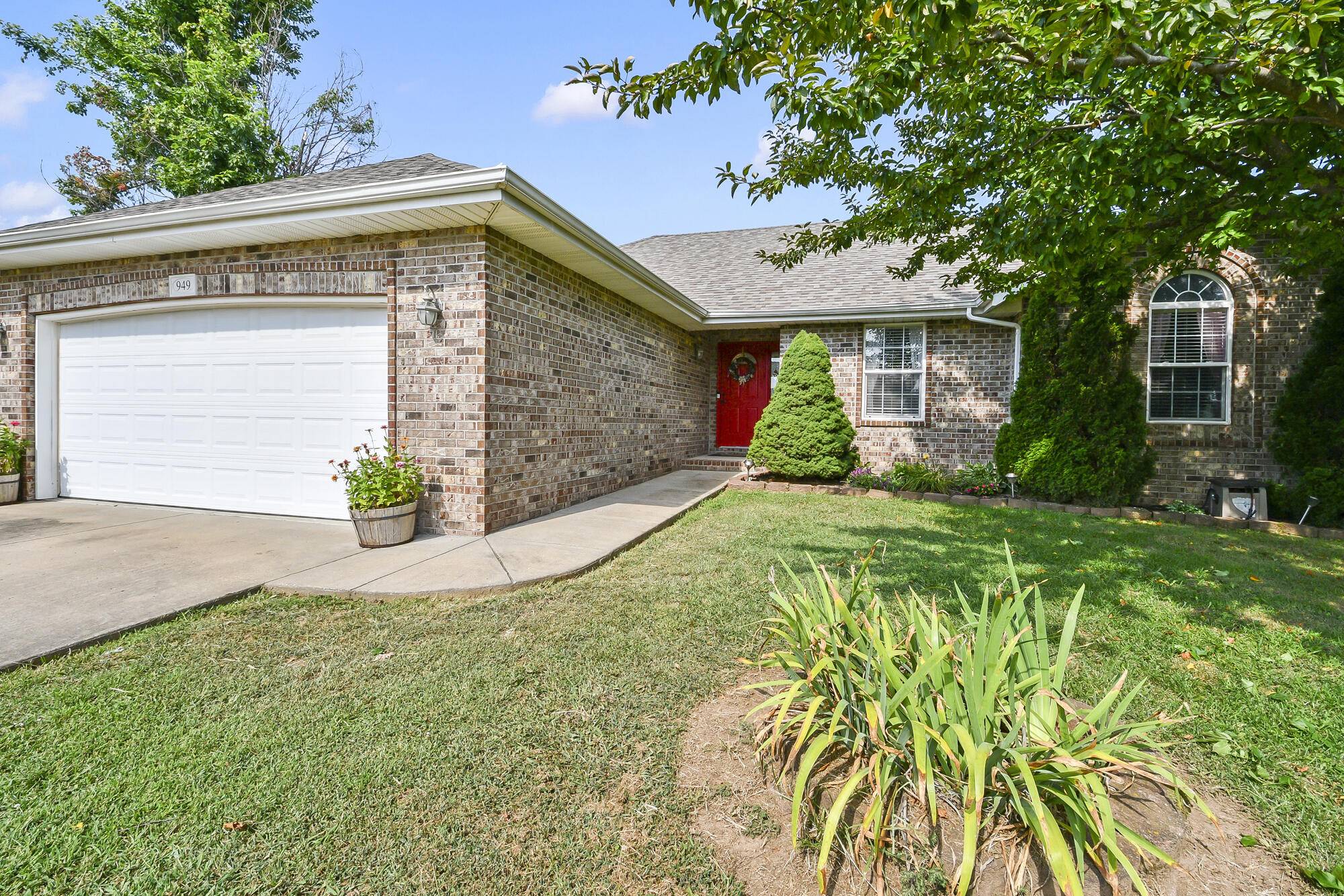 949 Megan LN, Willard, MO 65781
