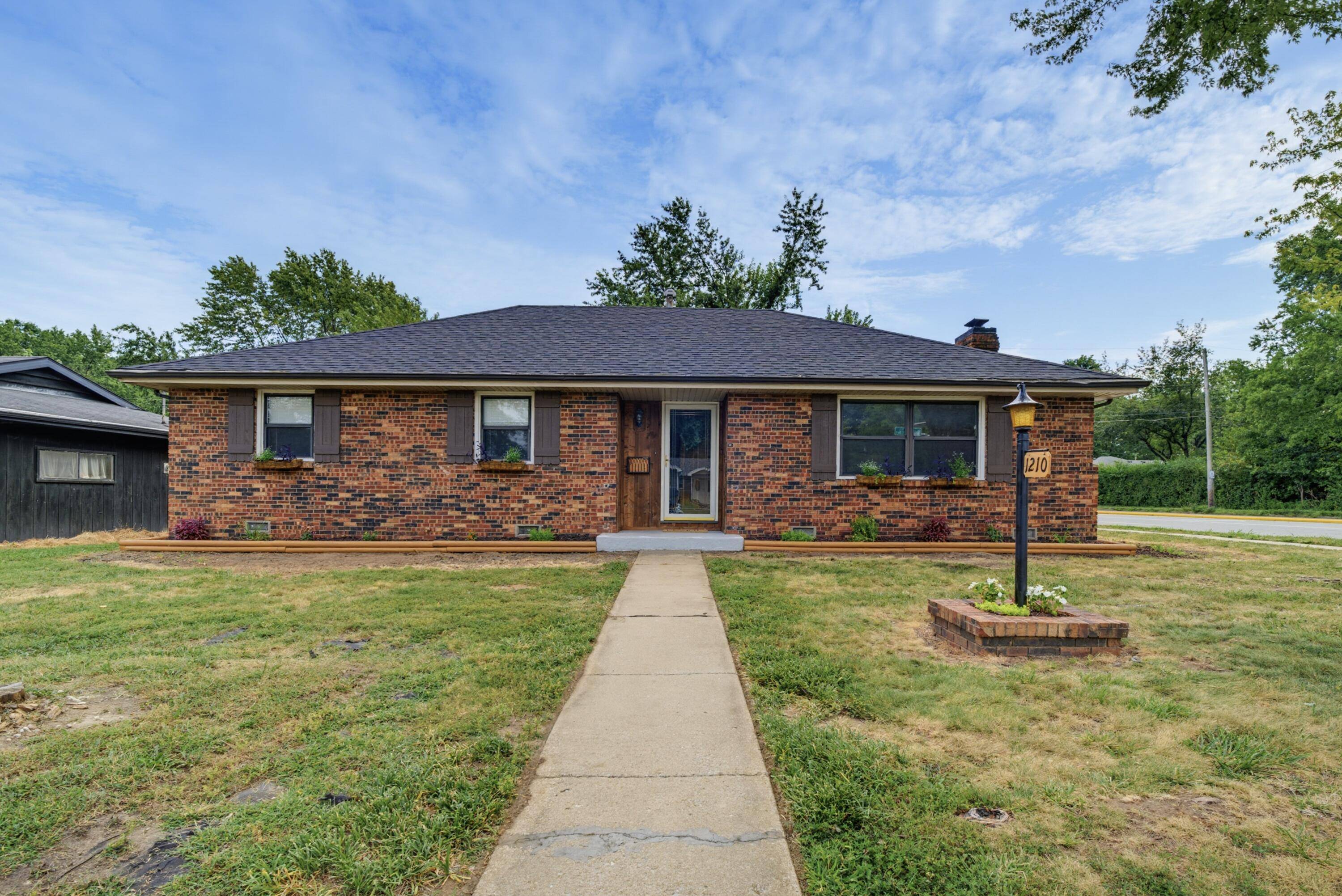 1210 E Woodland ST, Springfield, MO 65804