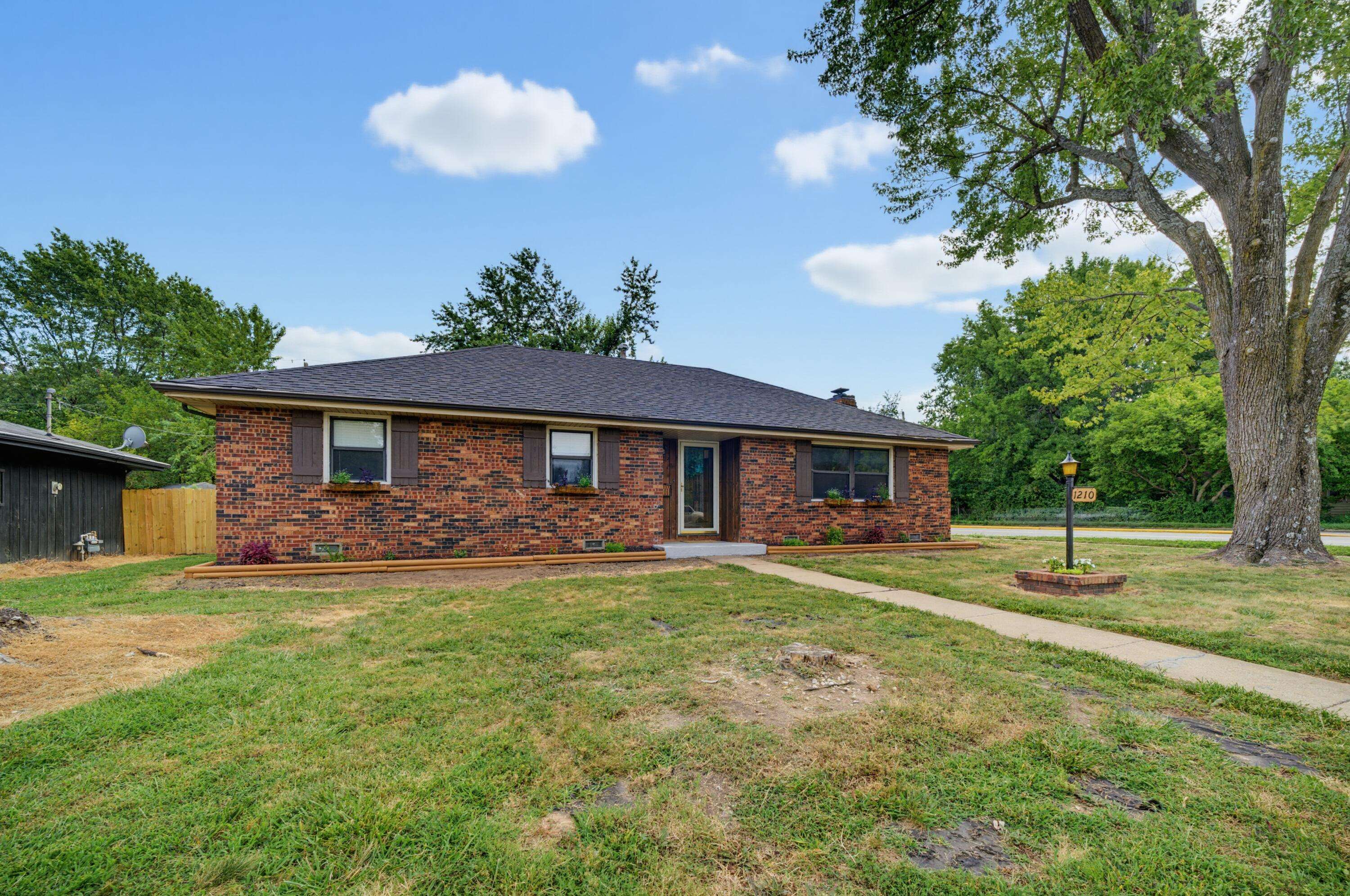 1210 E Woodland ST, Springfield, MO 65804