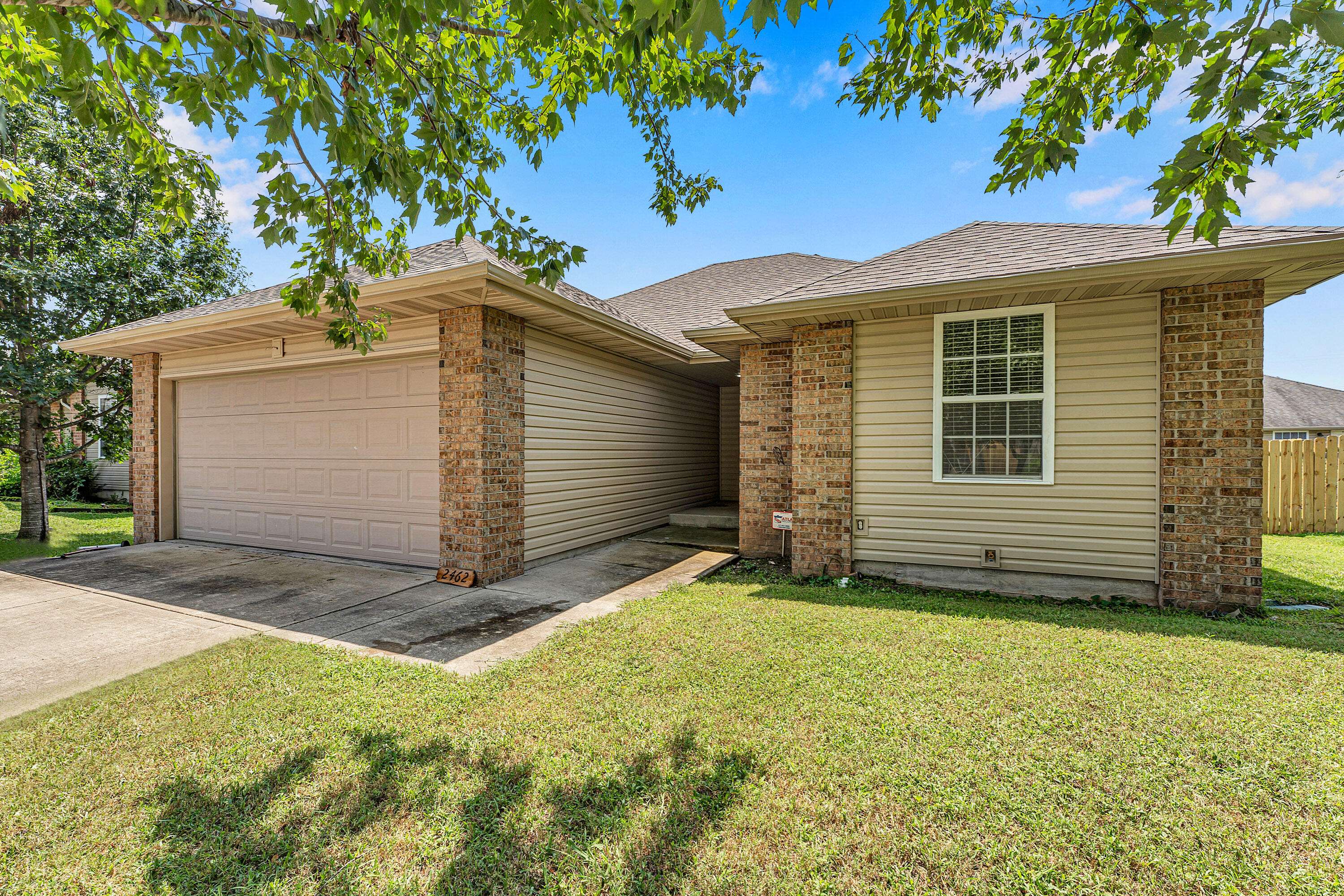 2462 W Cedar Creek DR, Springfield, MO 65803