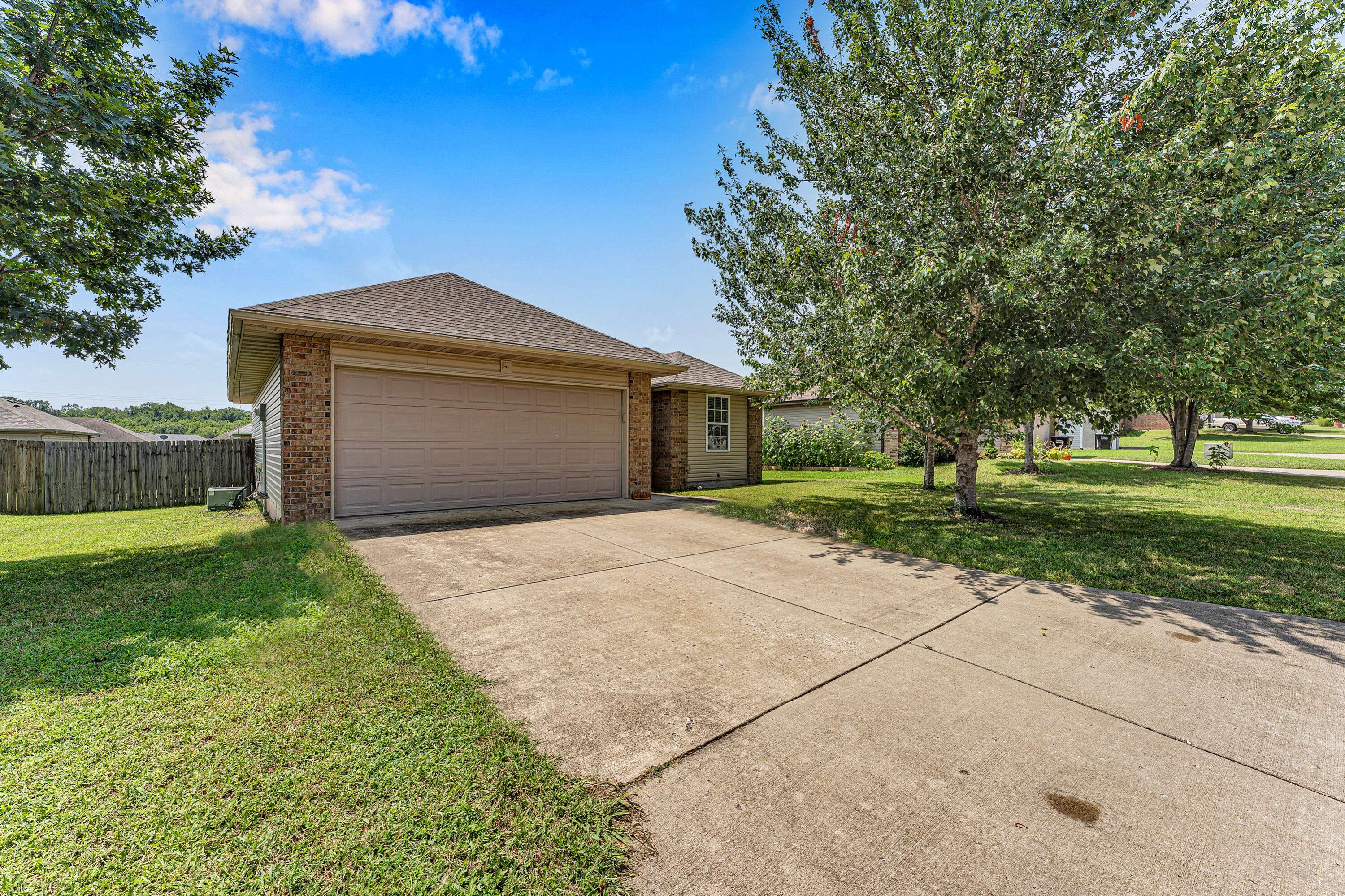 2462 W Cedar Creek DR, Springfield, MO 65803