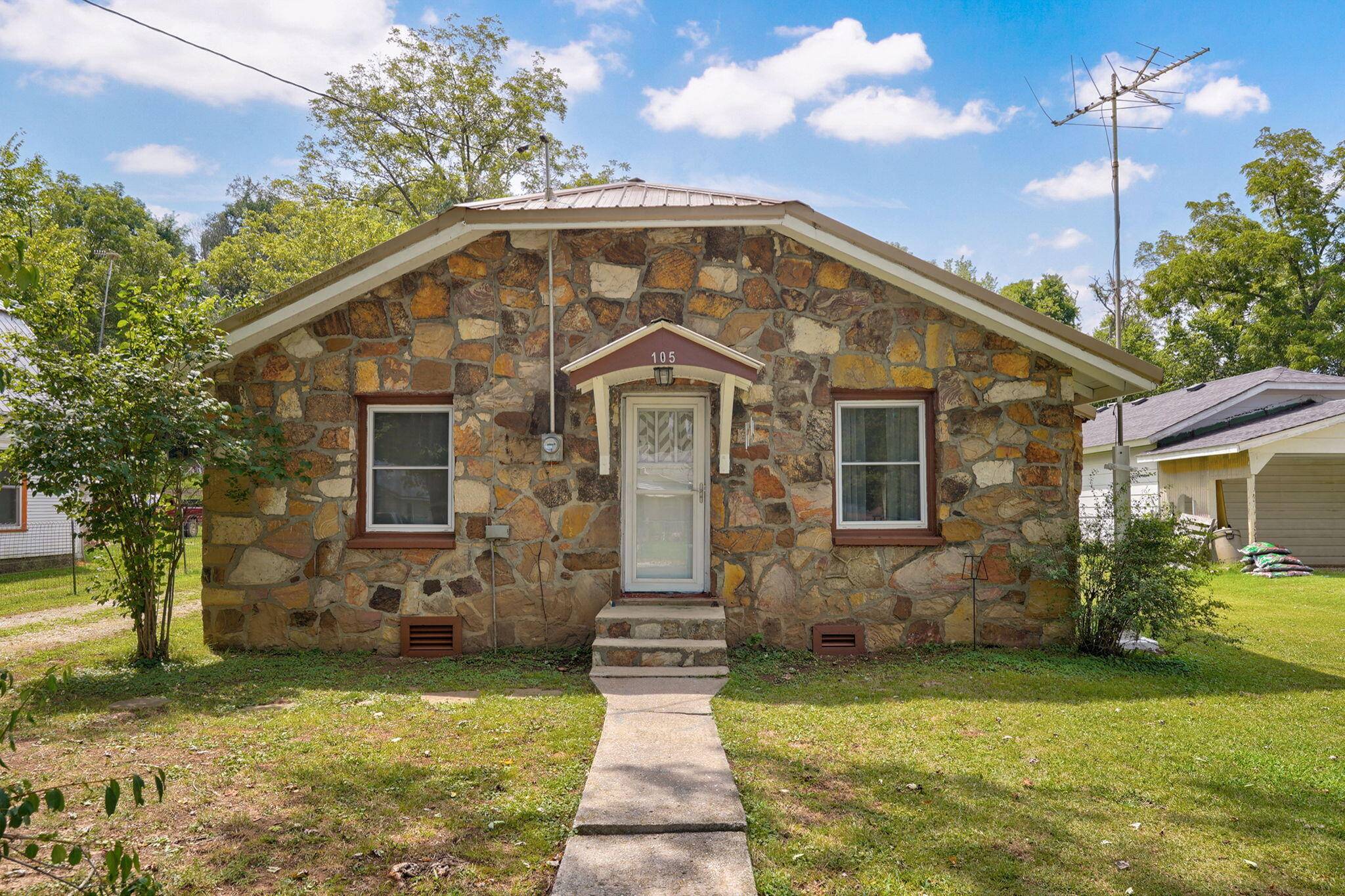 105 S Walnut ST, Crane, MO 65633