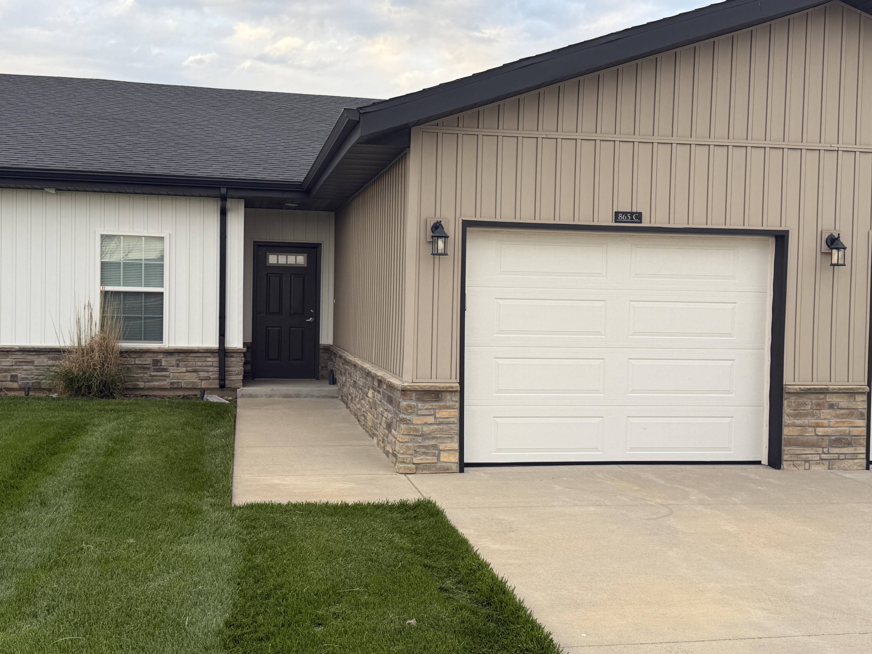 865c W Logan ST, Rogersville, MO 65742