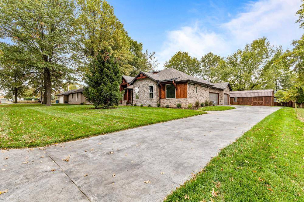 104 W Aven AVE, Nixa, MO 65714