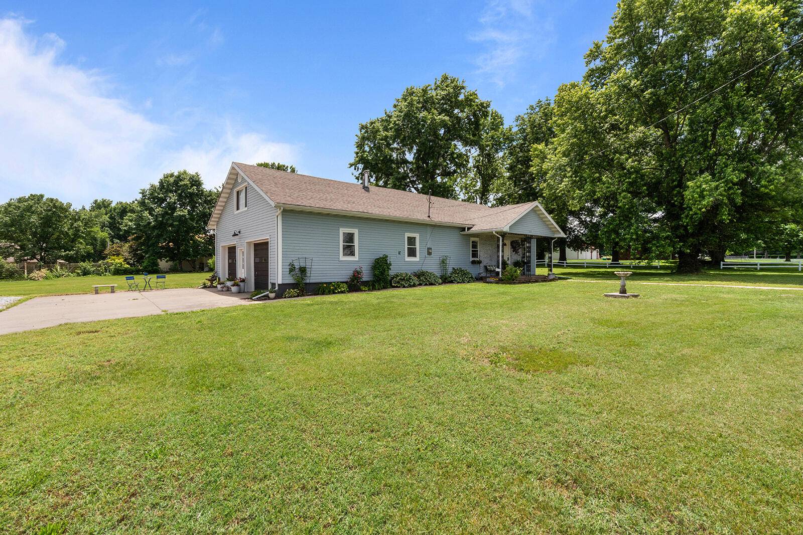 322 E Drive ST, Clever, MO 65631