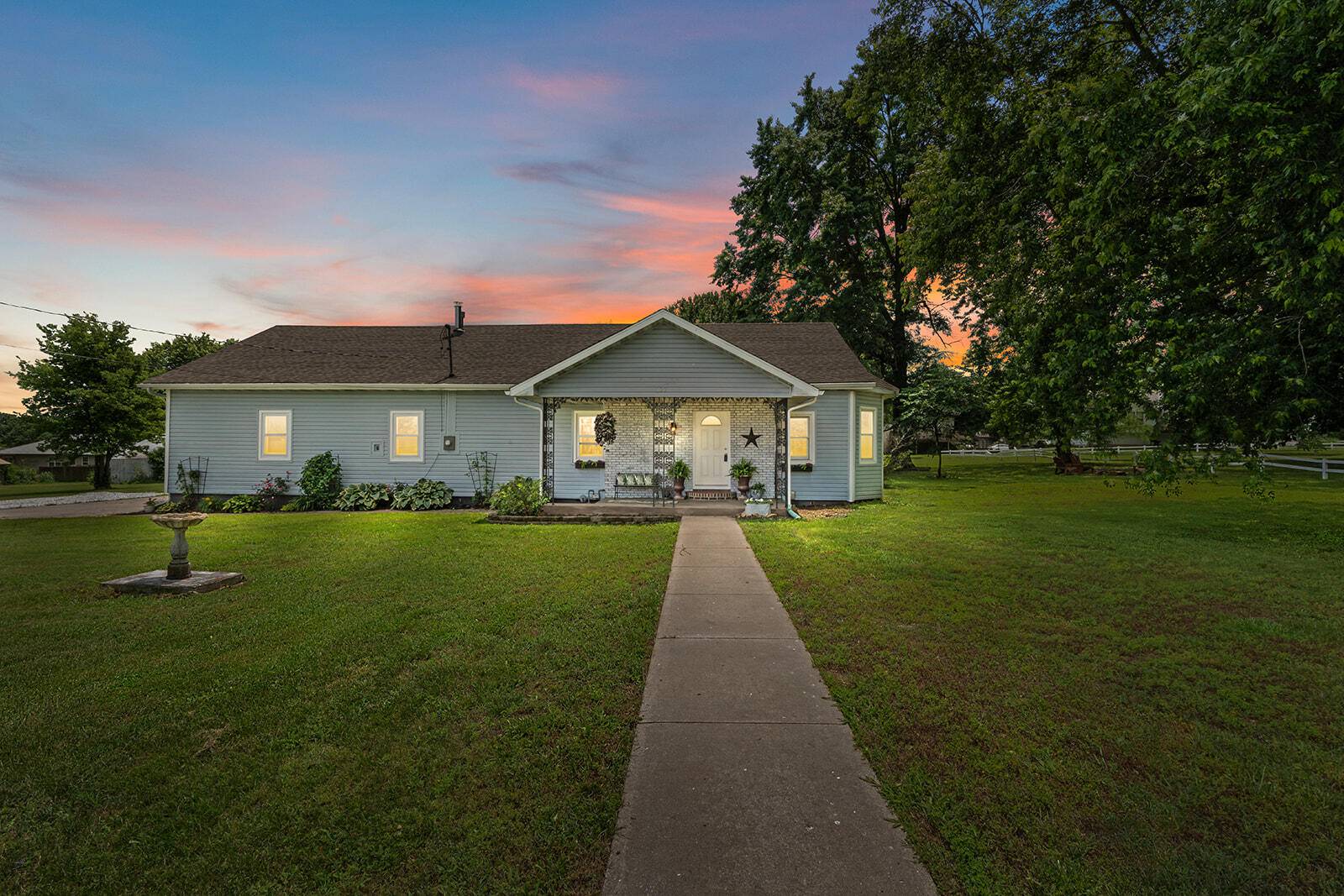 322 E Drive ST, Clever, MO 65631