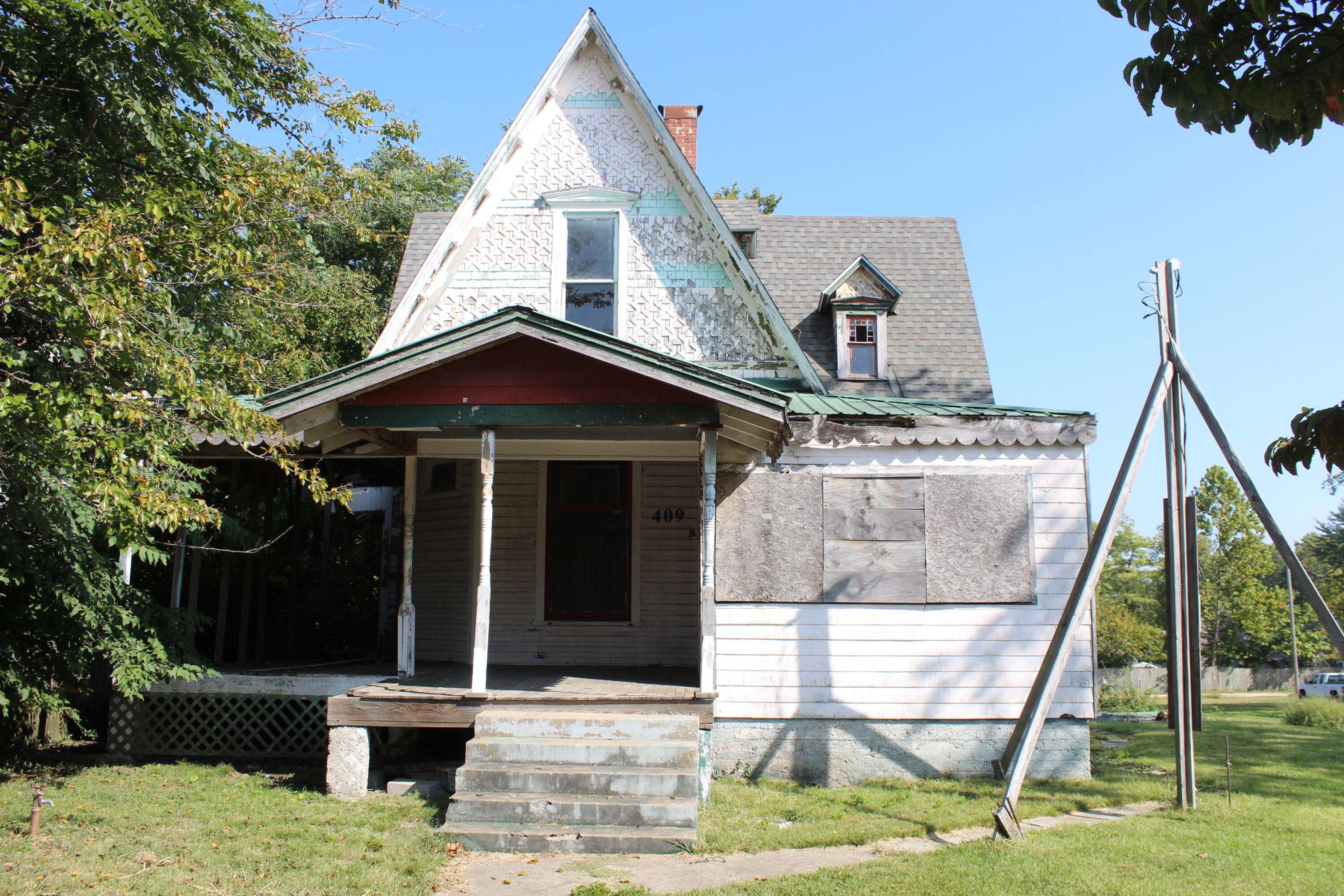 409 E College ST, Aurora, MO 65605