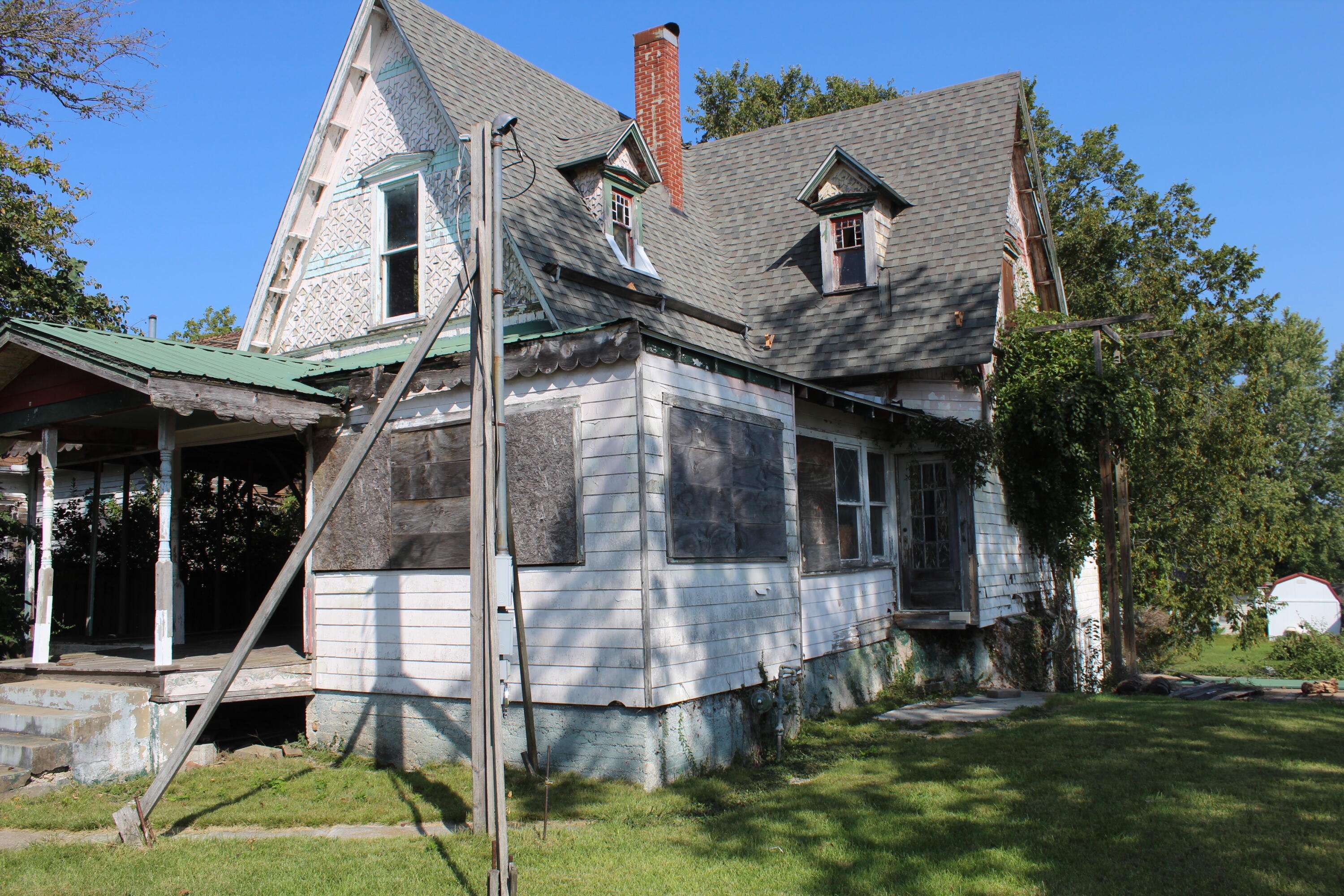 409 E College ST, Aurora, MO 65605