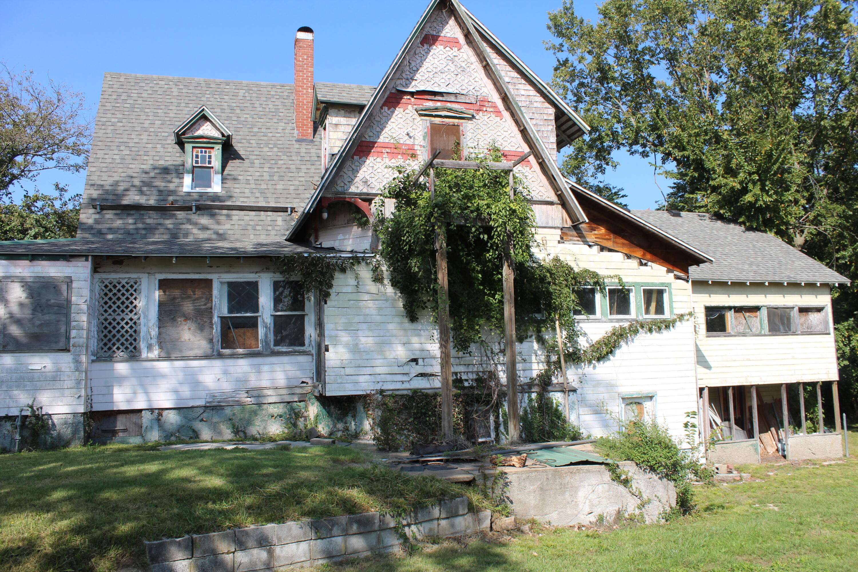 409 E College ST, Aurora, MO 65605