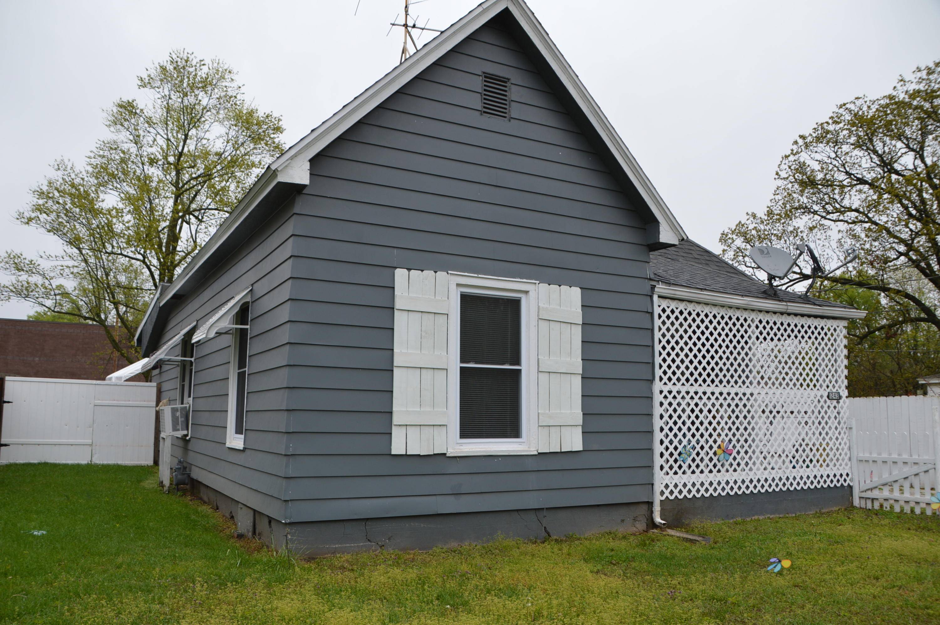 1243 E Thoman ST, Springfield, MO 65803